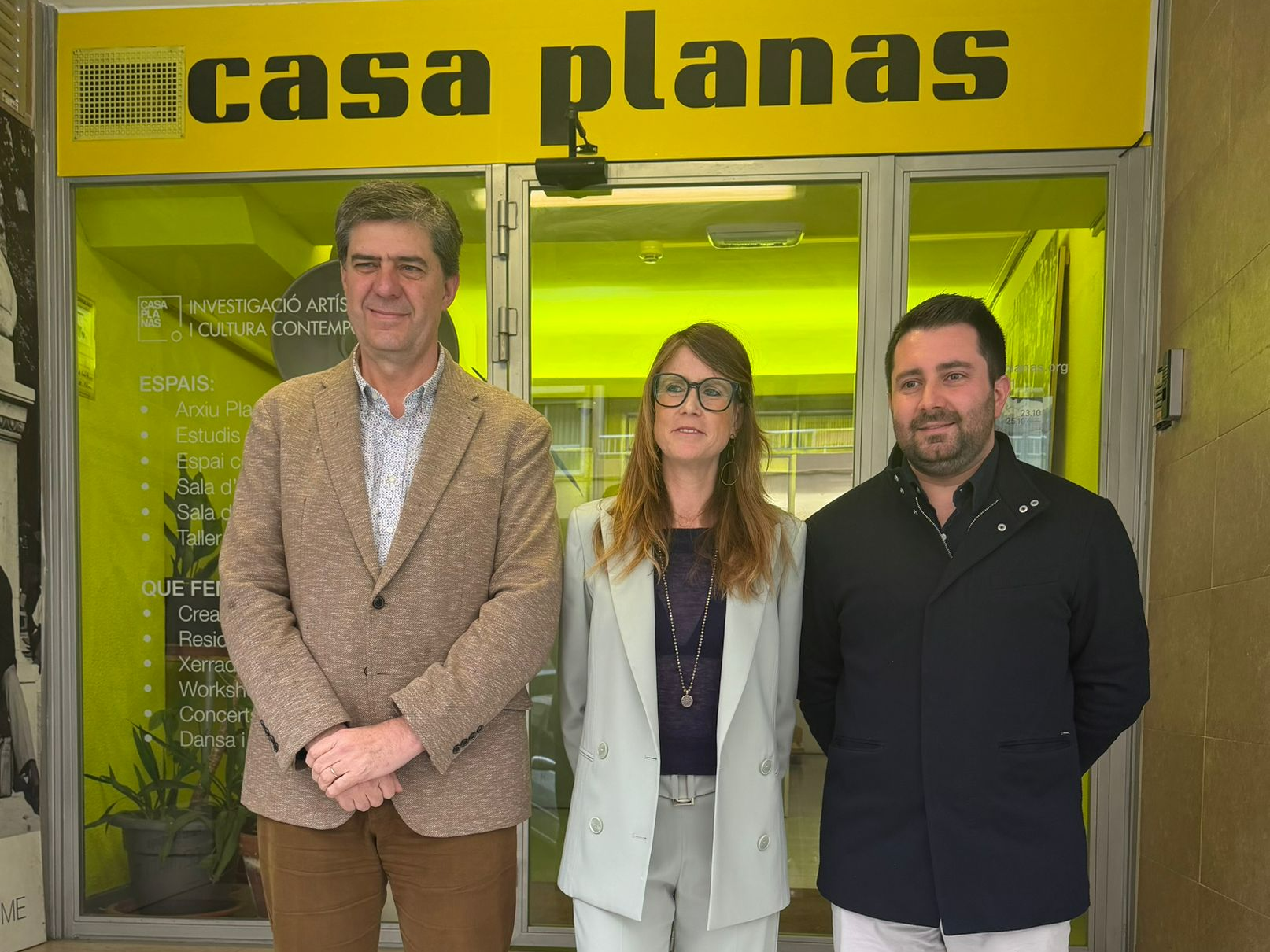 El conseller de Turisme, Cultura i Esports, Jaume Bauzá, i el director de l’IEB, Llorenç Perelló, davant de Casa Planas.