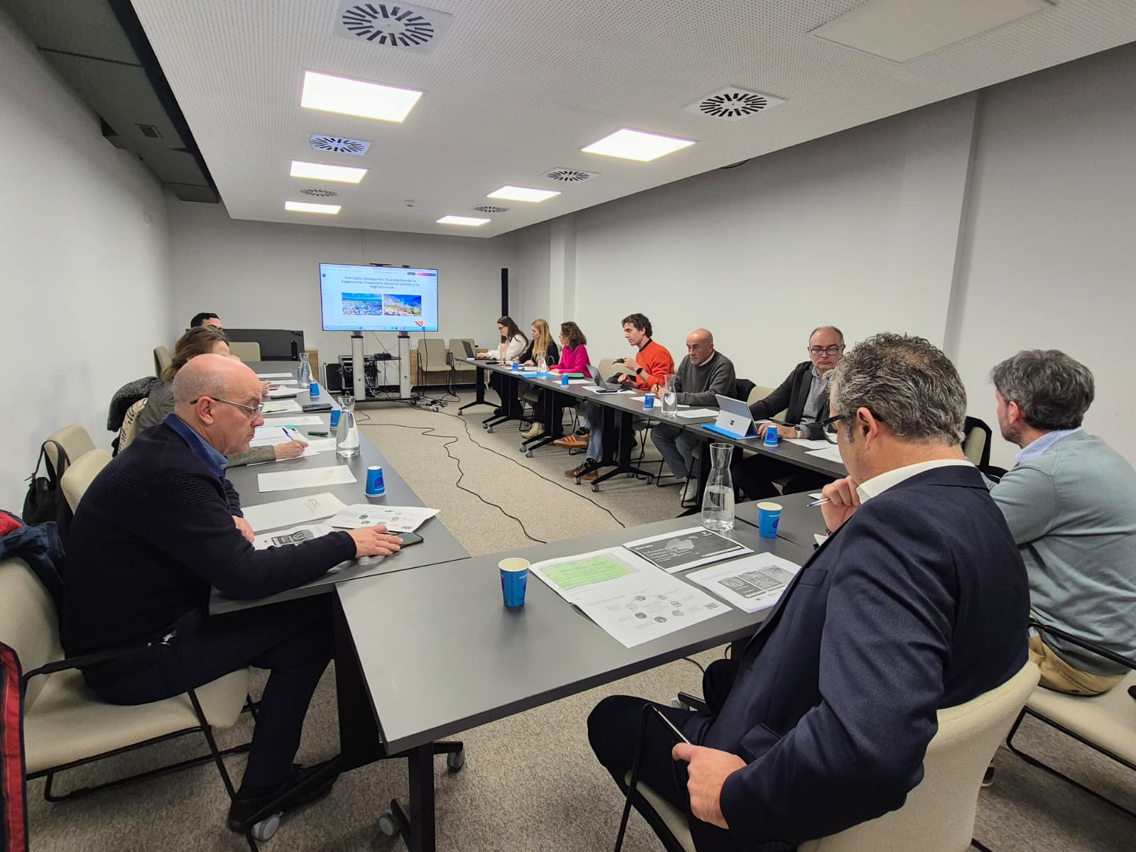 Assistents durant la reunió del Pacte per la Sostenibilitat.