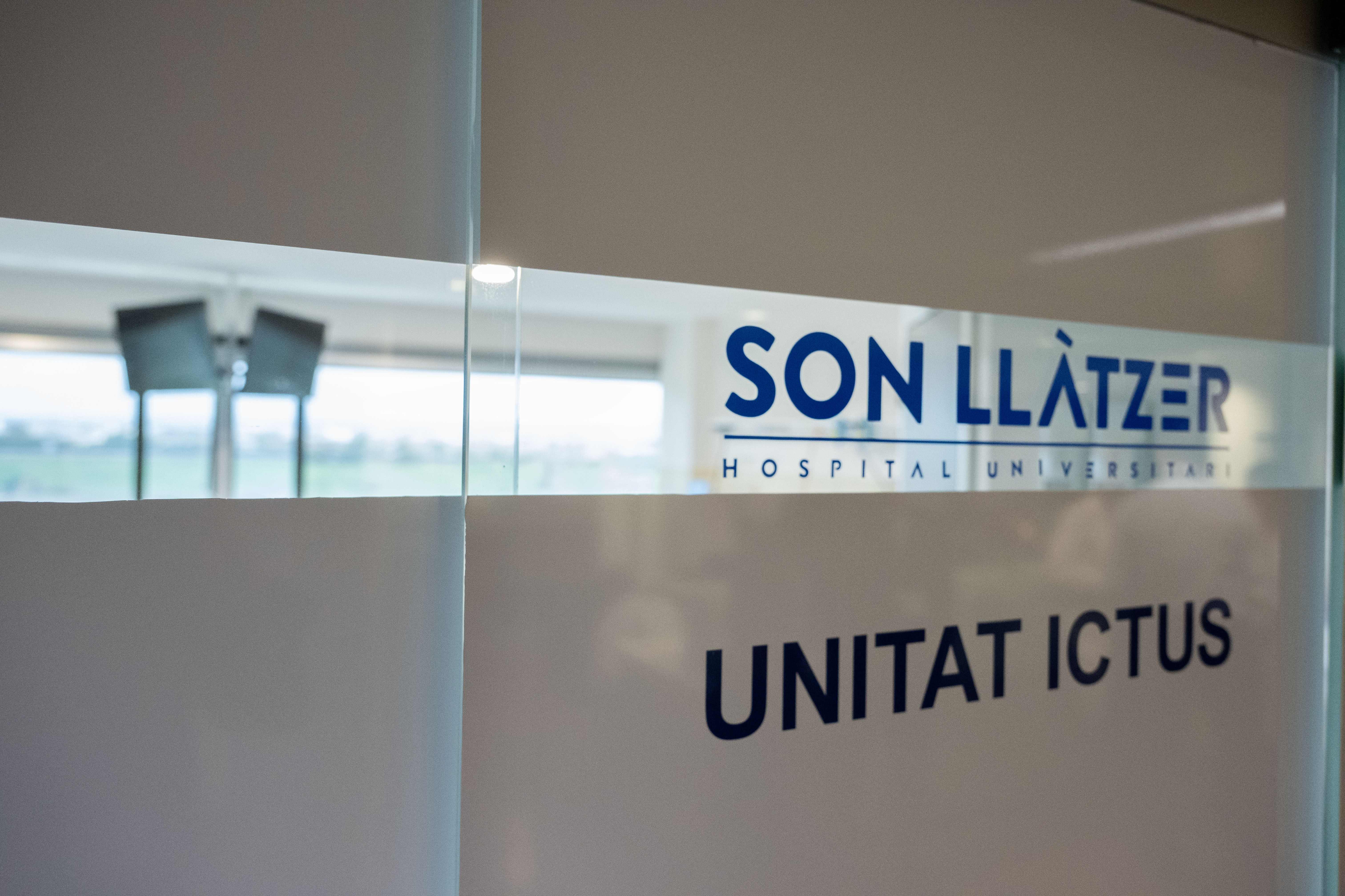 Porta de vidre de l'Hospital Son Llàtzer amb el rètol «Unitat ictus».