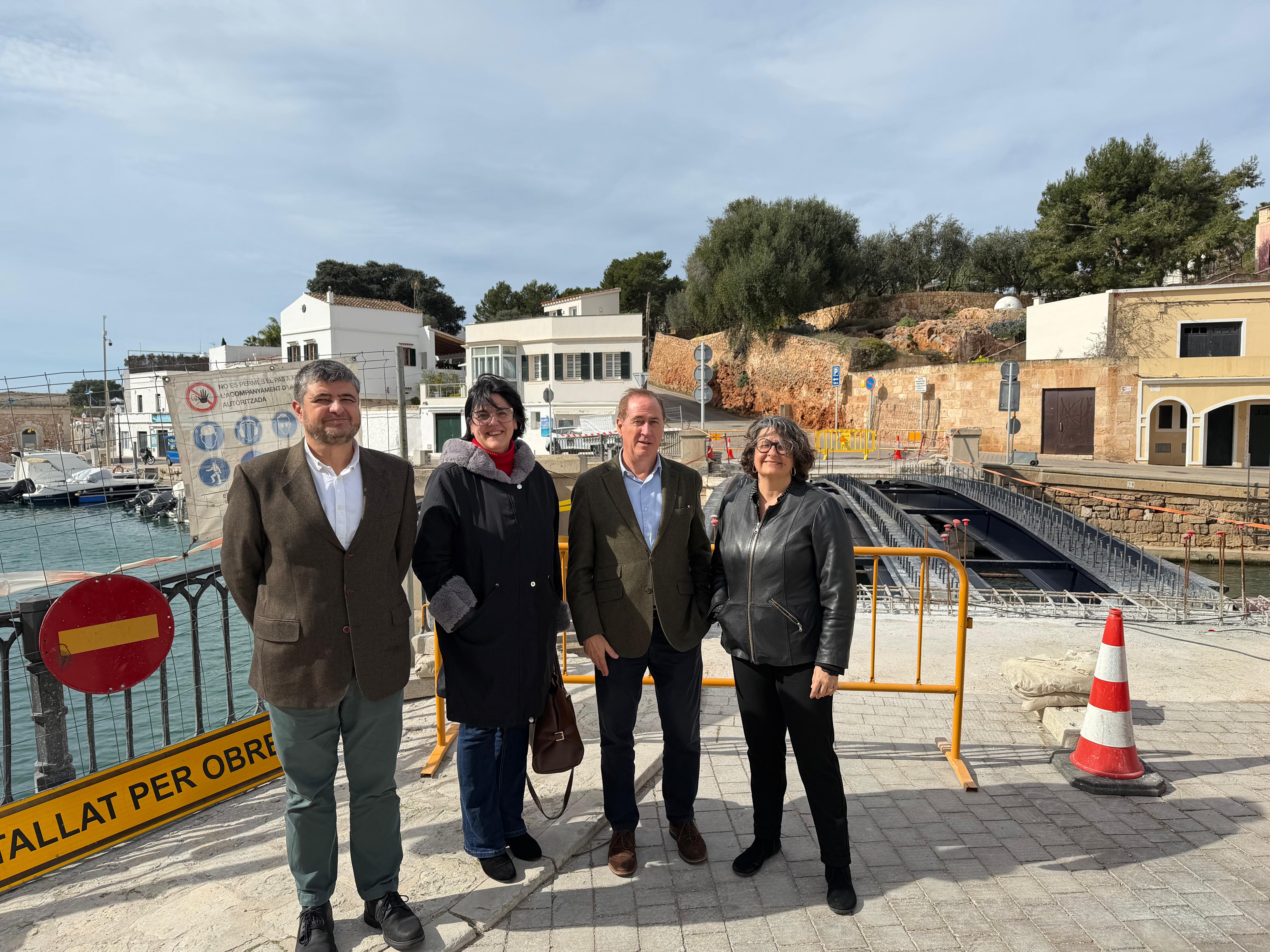 El conseller Juan Manuel Lafuente i les altres autoritats davant del pont de Sa Colàrsega.