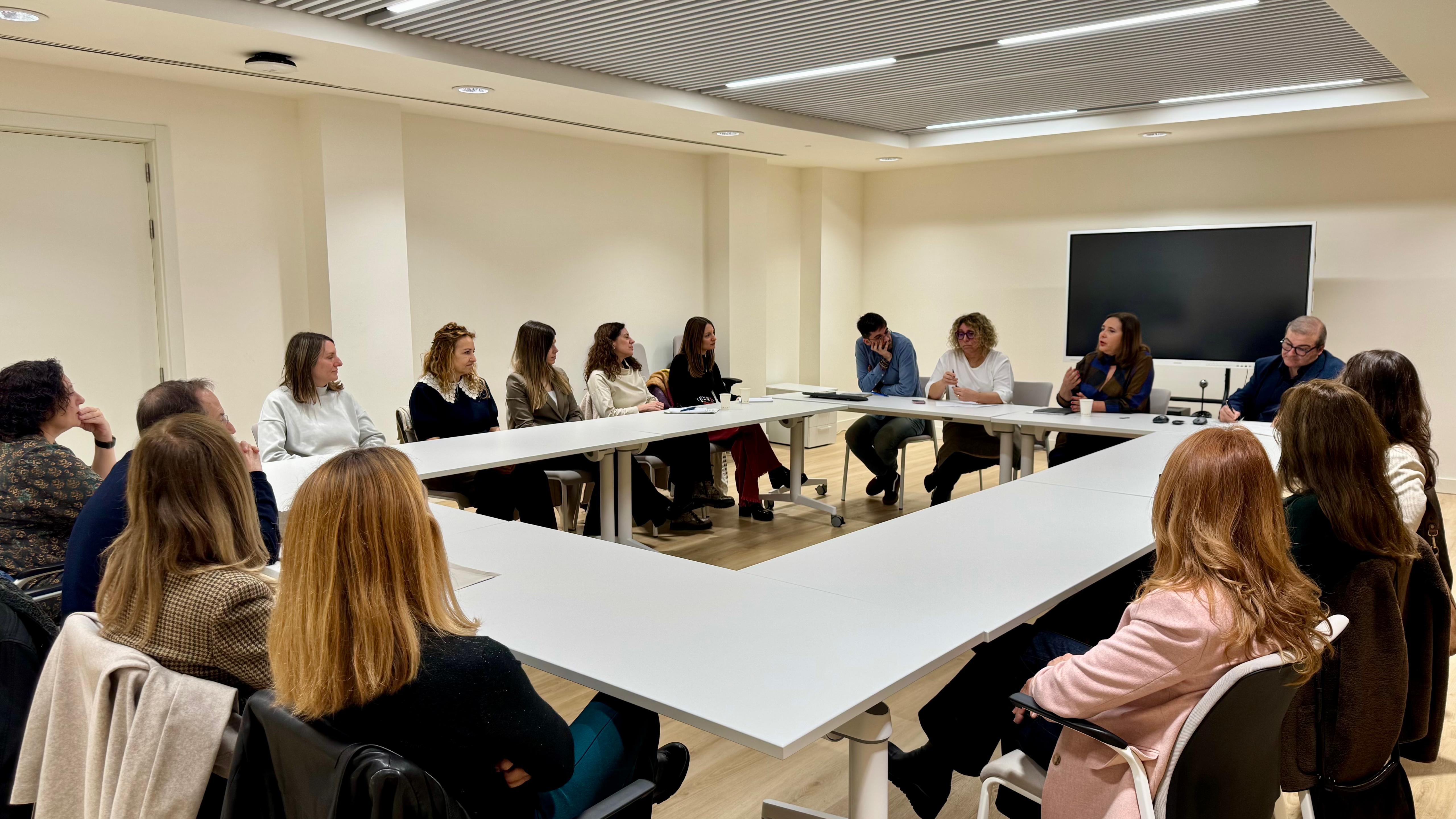 La consellera de Salut, Manuela García, dirigeix la reunió.