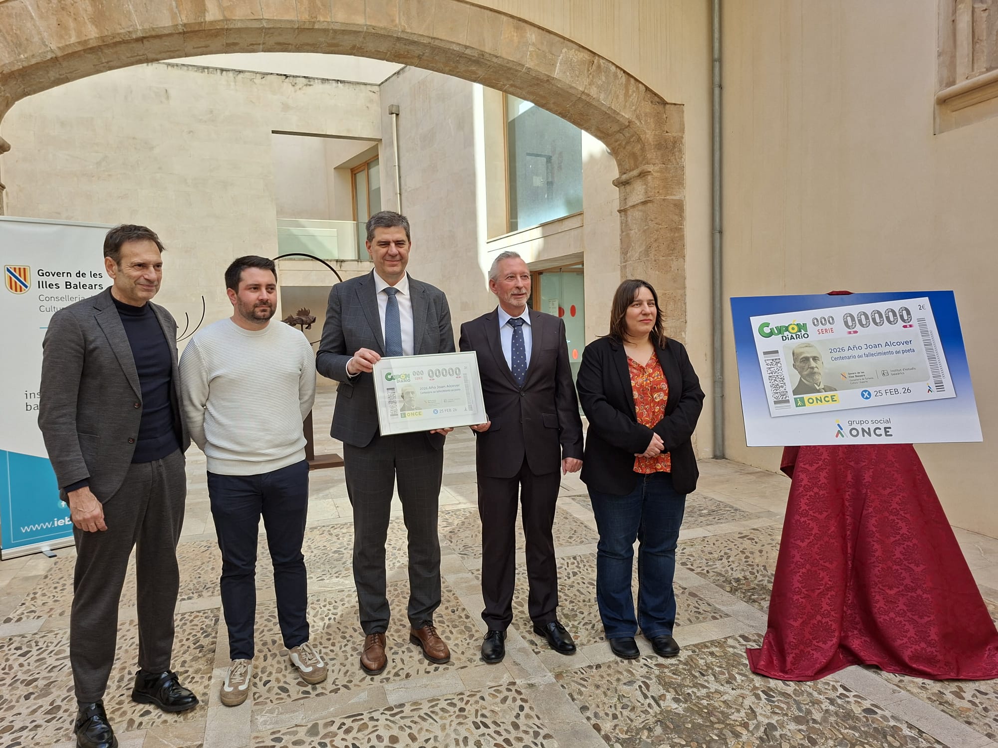José Antonio Toledo, delegat de l’ONCE a les Illes Balears i Jaume Bauzá, conseller de Cultura, Turisme i Esports del Govern de les Illes Balears, acompanyats de Xisca Muñoz, consellera territorial de l’ONCE, i Llorenç Perelló, director general de Cultura, han fet la presentació del cupó.