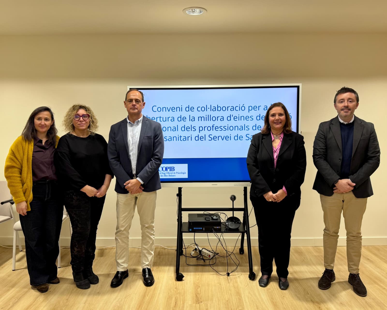 a consellera de Salut, Manuela García, i el degà del Col·legi Oficial de Psicologia de les Illes Balears (COIB), Javier Torres, han presentat avui el conveni de col·laboració destinat a promoure la salut mental del personal, i dels professionals sanitaris del Servei de Salut de les Illes Balears.