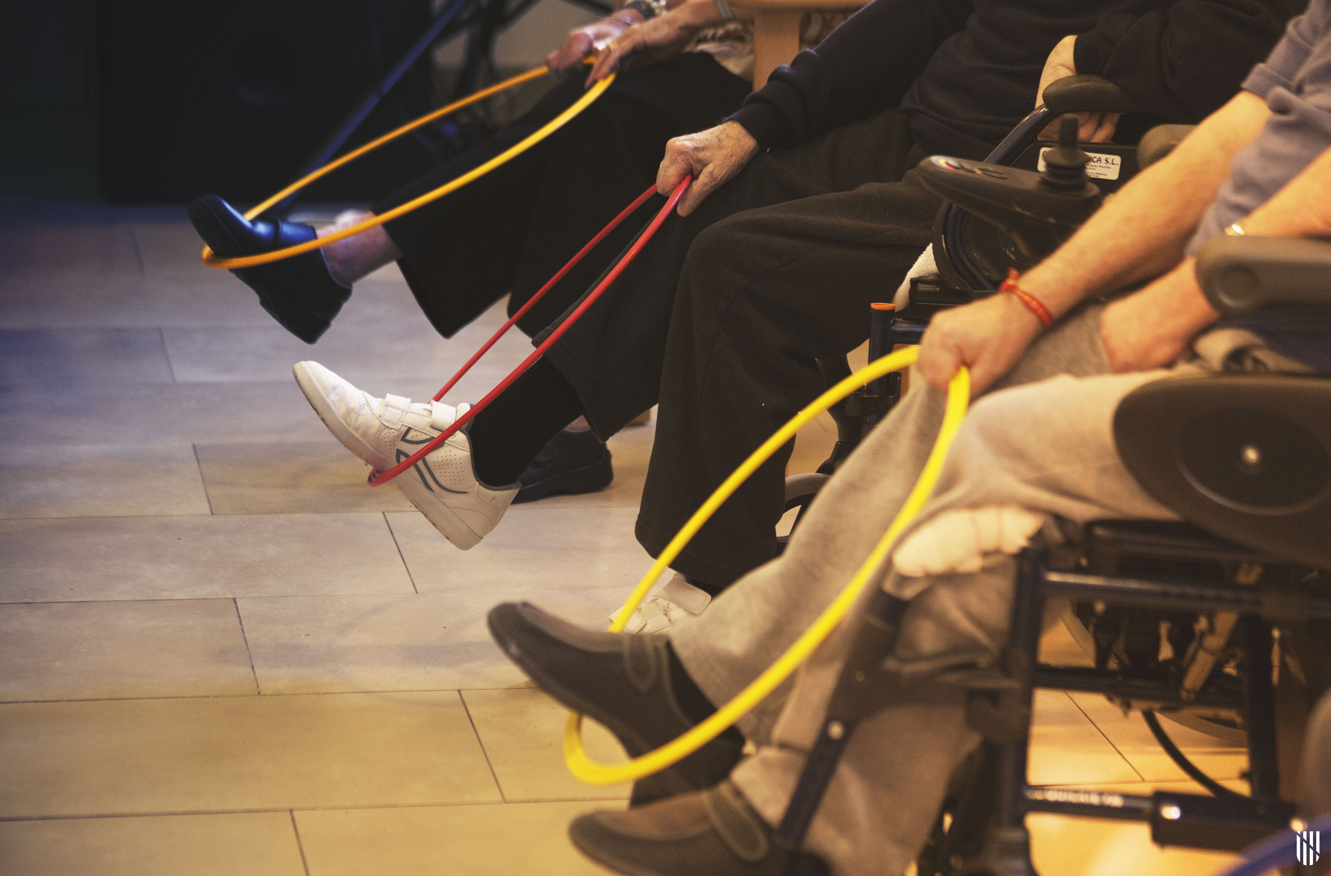 Persones grans fent teràpia a un centre de dia