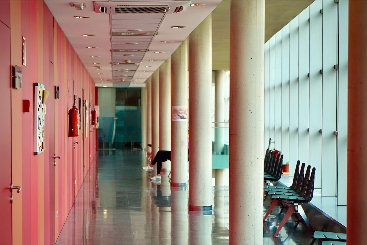 Sala d'espera d'un centre de salut amb una persona asseguda.