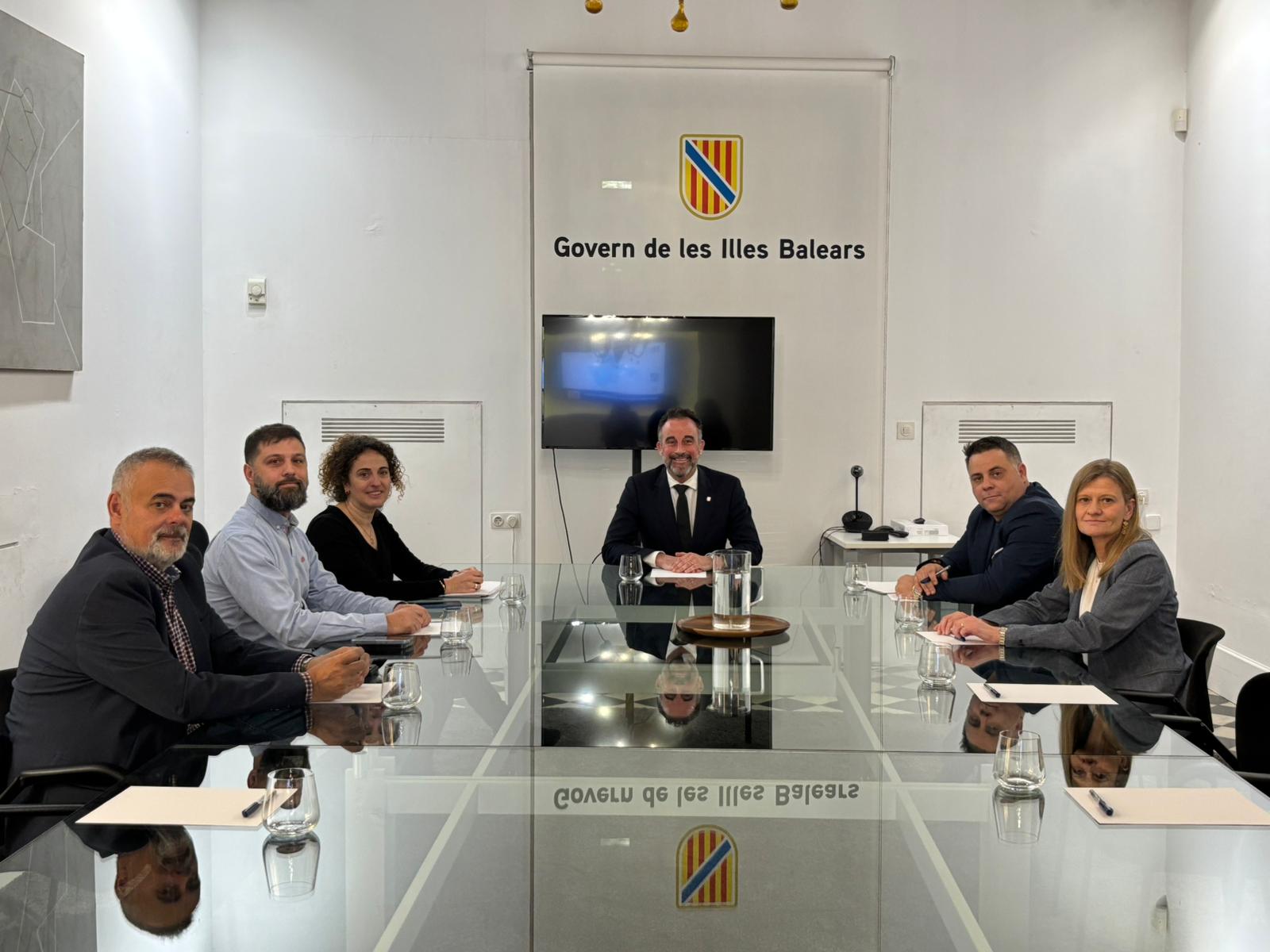 El conseller d’Habitatge, Territori i Mobilitat del Govern, José Luis Mateo, juntament amb la directora general de Mobilitat del Govern, Lorena del Valle; la gerent del Consorci de Transports de Mallorca, Luisa Serra; el gerent de Serveis Ferroviaris de Mallorca, José Ramón Orta i regidors dels ajuntaments de Manacor i Llucmajor.