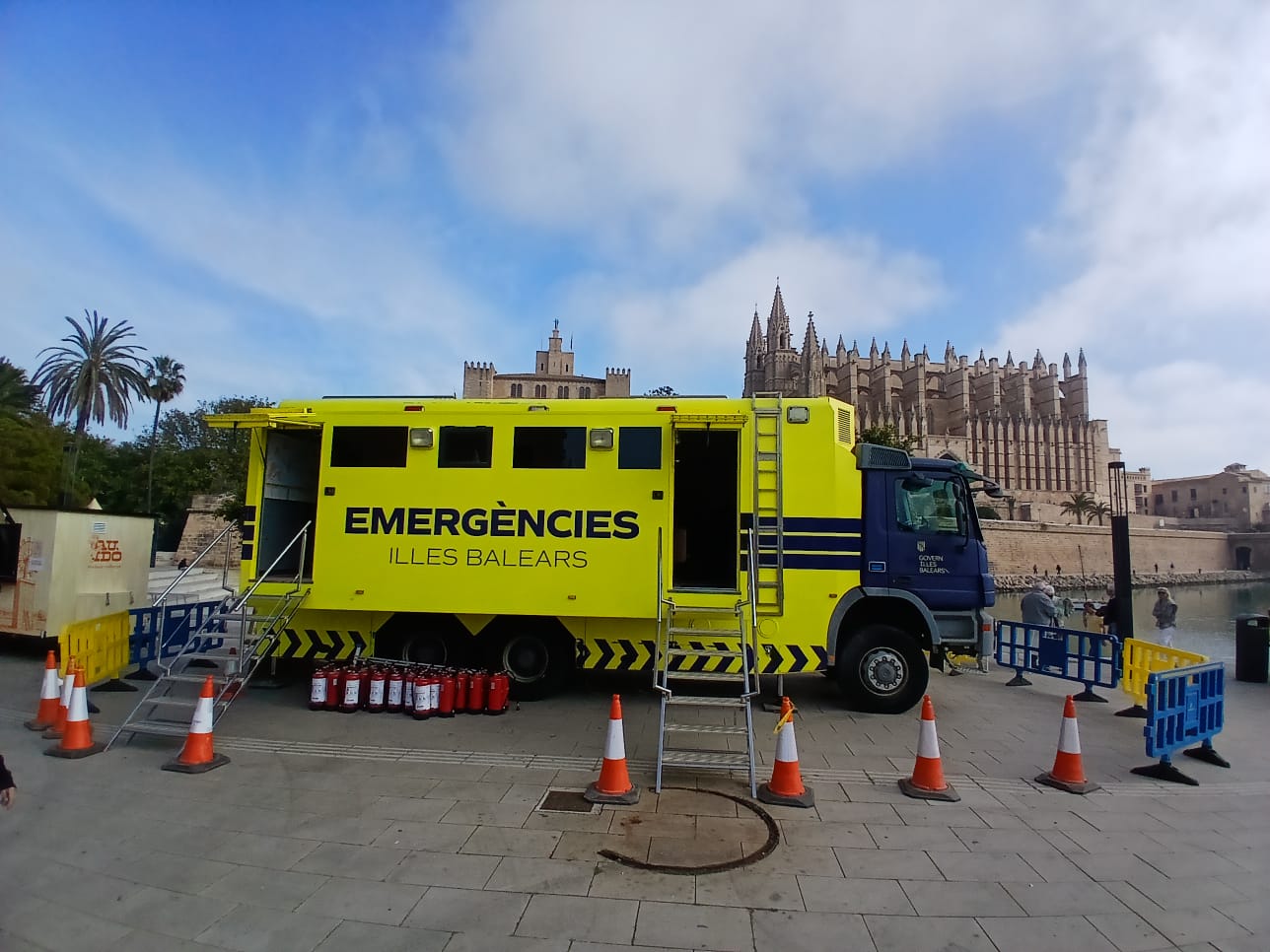 Camió de la Unitat de Comandament Avançat (UCA) al Parc de la Mar