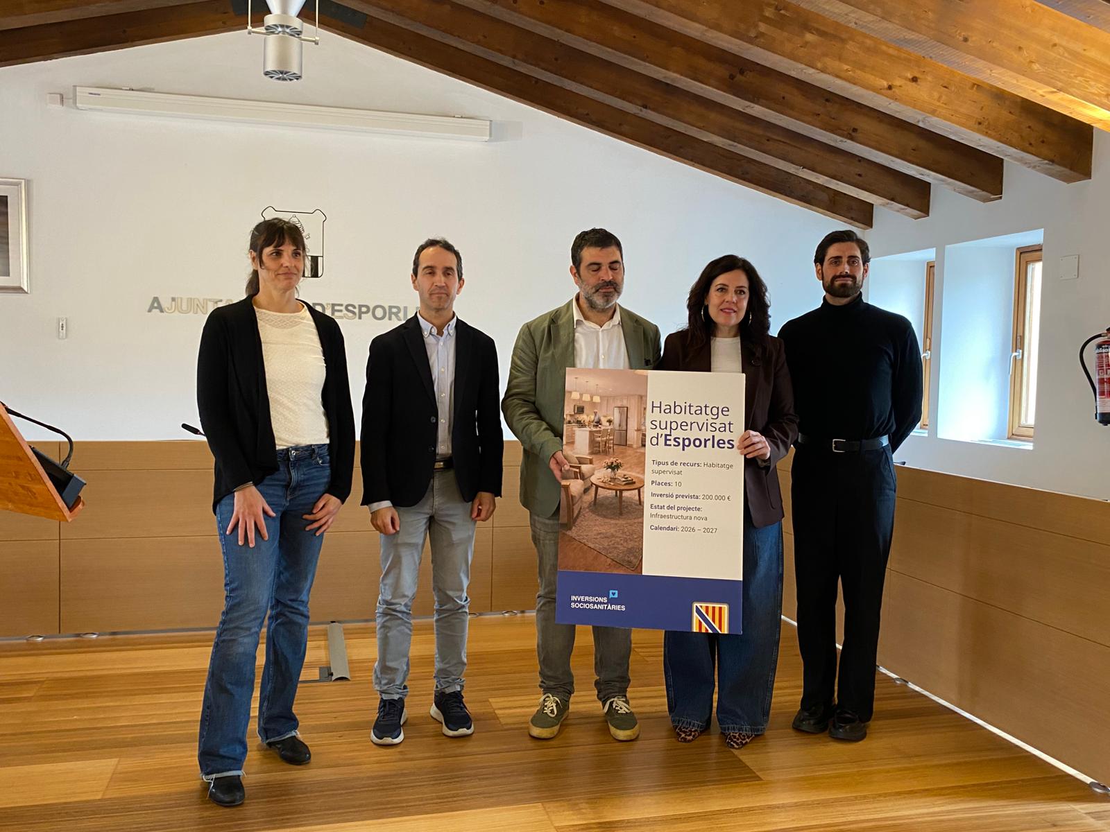 La consellera de Famílies, Benestar Social i Atenció a la Dependència, Sandra Fernández; el batle d’Esporles, Josep Maria Ferrà; el president de l’IMAS, Guillermo Sánchez i el gerent del Consorci de Recursos Sociosanitaris i Assistencials de les Illes Balears, Alejandro Mora.