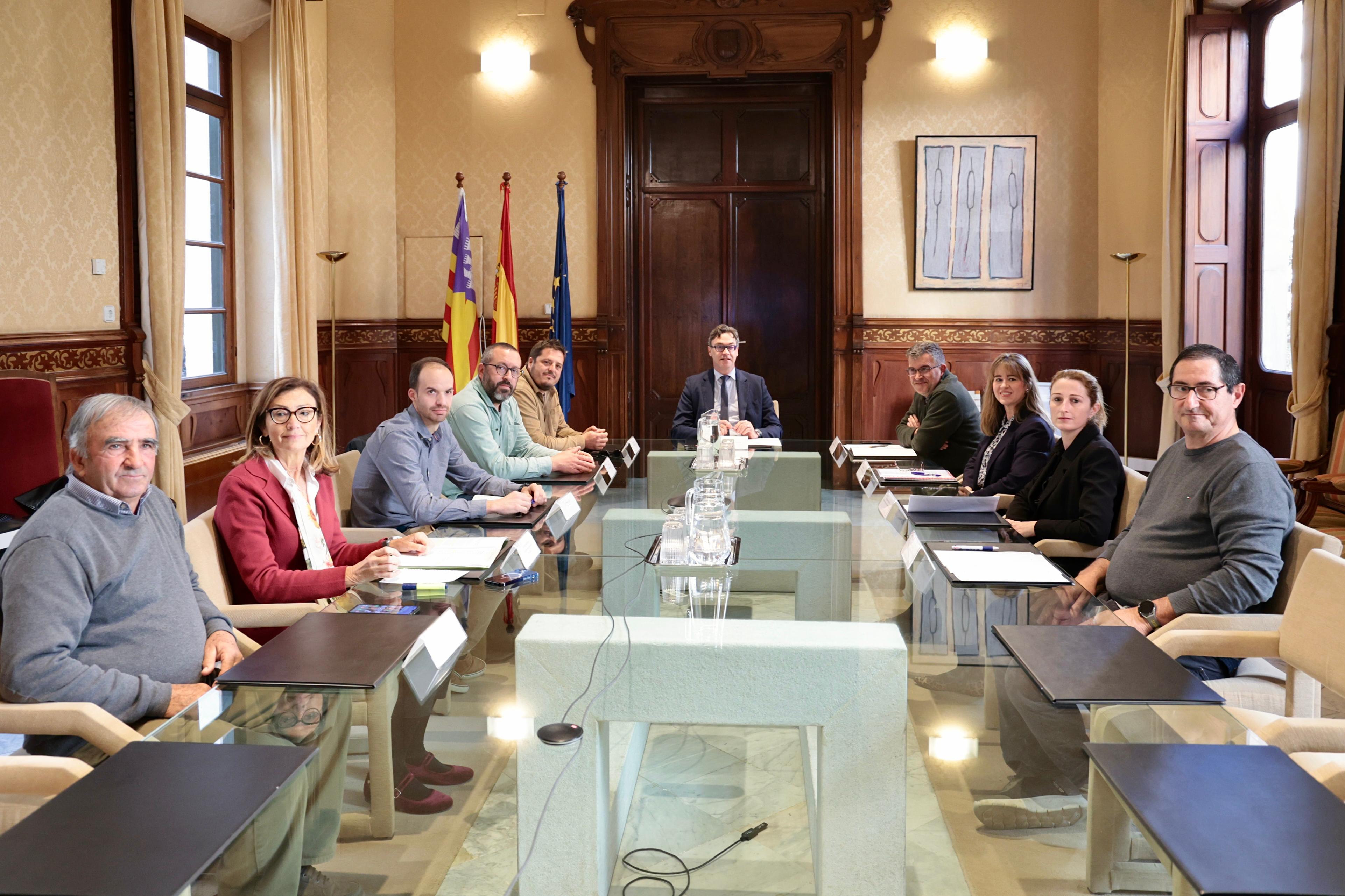El vicepresident Antoni Costa s'ha reunit amb representants de les organitzacions professionals agràries per a escoltar i analitzar els efectes del conflicte bèl·lic a Orient Mitjà