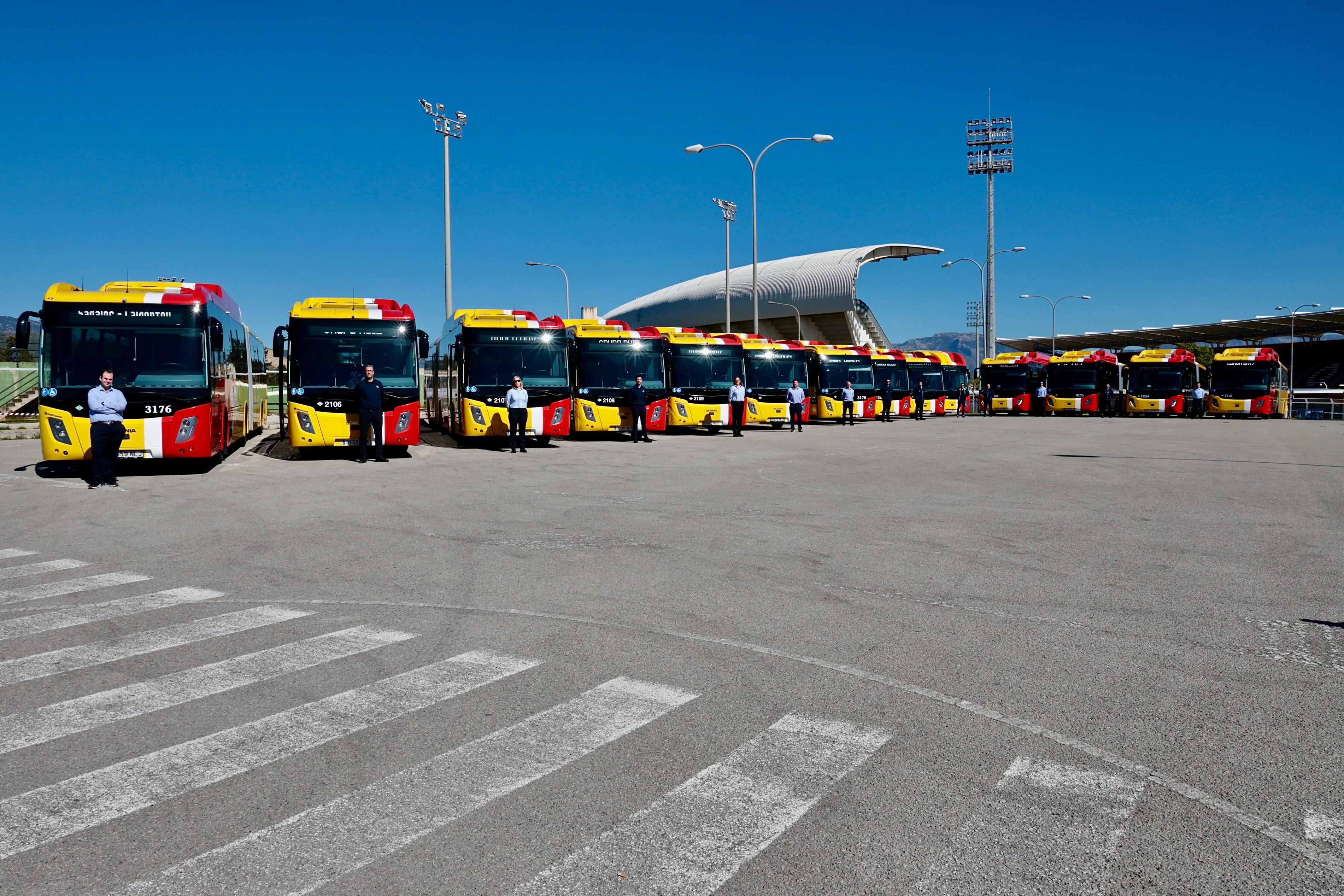 Esl 14 nous busos del TIB, amb conductors de les concessionàries, durant l'acte a l'aparcament de Son Moix