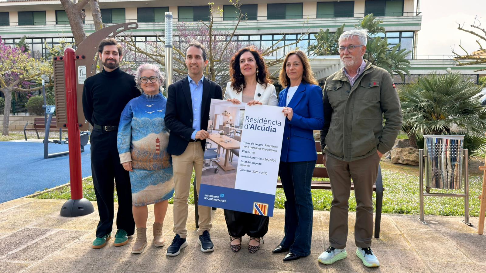Sandra Fernández i altres autoritats, a la presentació de la reforma de l'antiga residència municipal d'Alcúdia