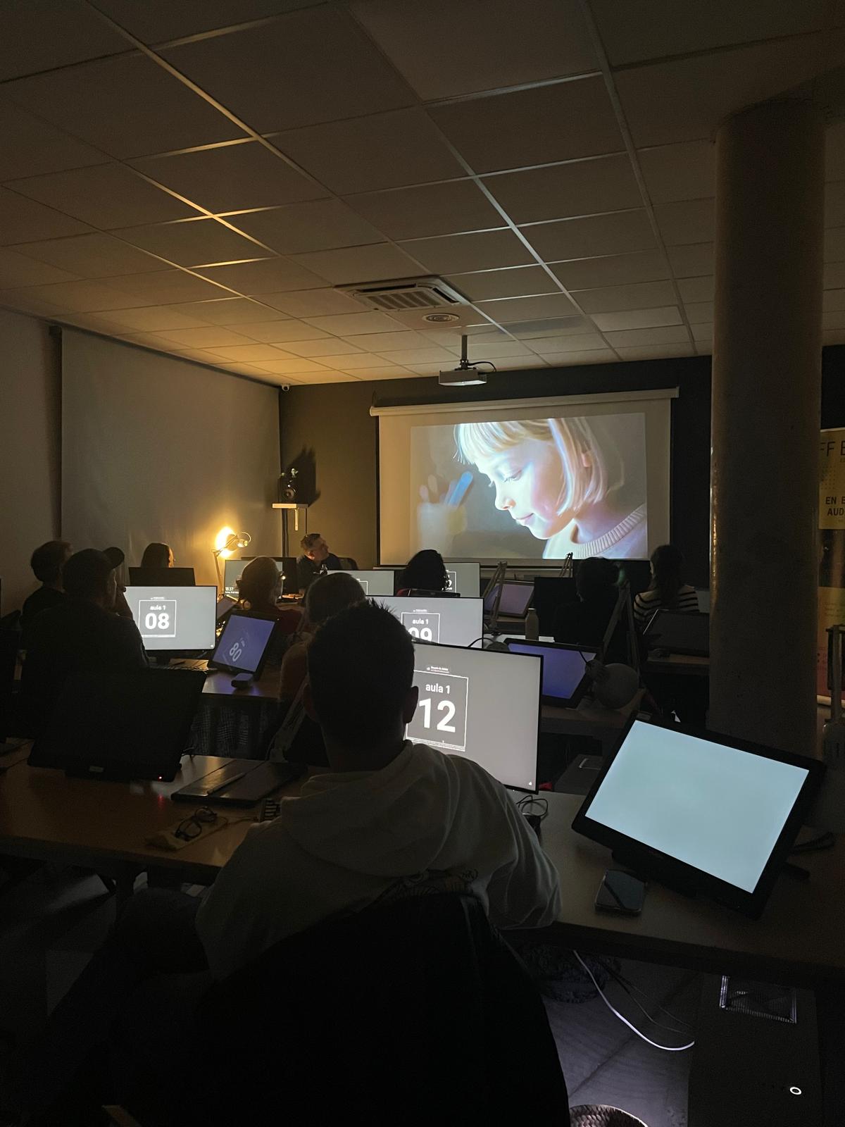 Alumnes en una aula amb ordinadors. 