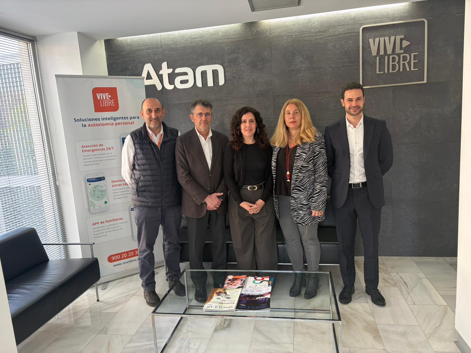 Sandra Fernández i Maria Castro amb representants d'ATAM. 