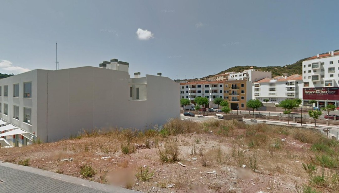 Solar a l'avinguda de Son Morera.