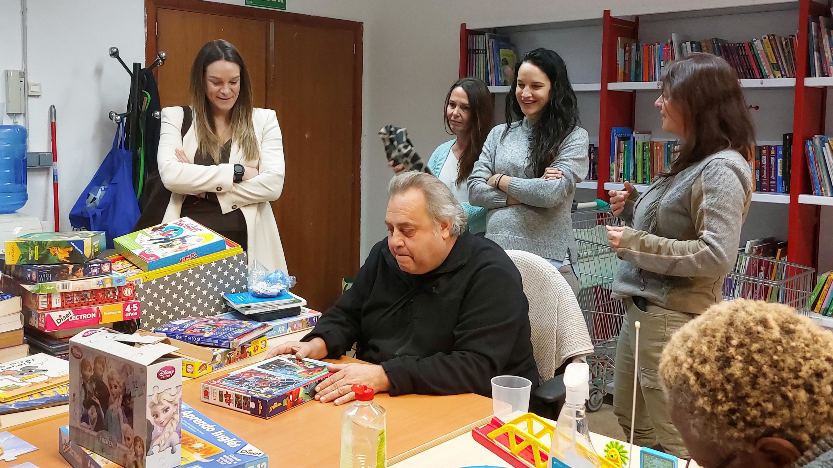  La directora general Marina Fiscaletti amb treballadores i participants del projecte Labora. 
