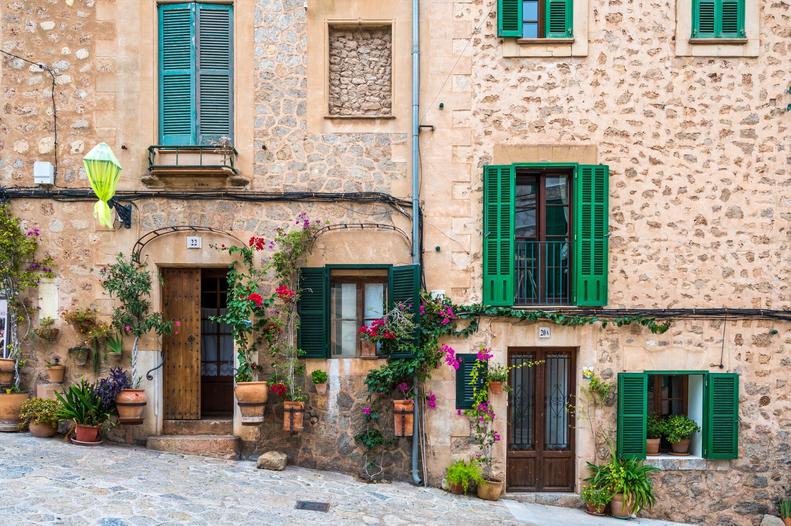 Façana d'un habitatge d'un poble de Mallorca.