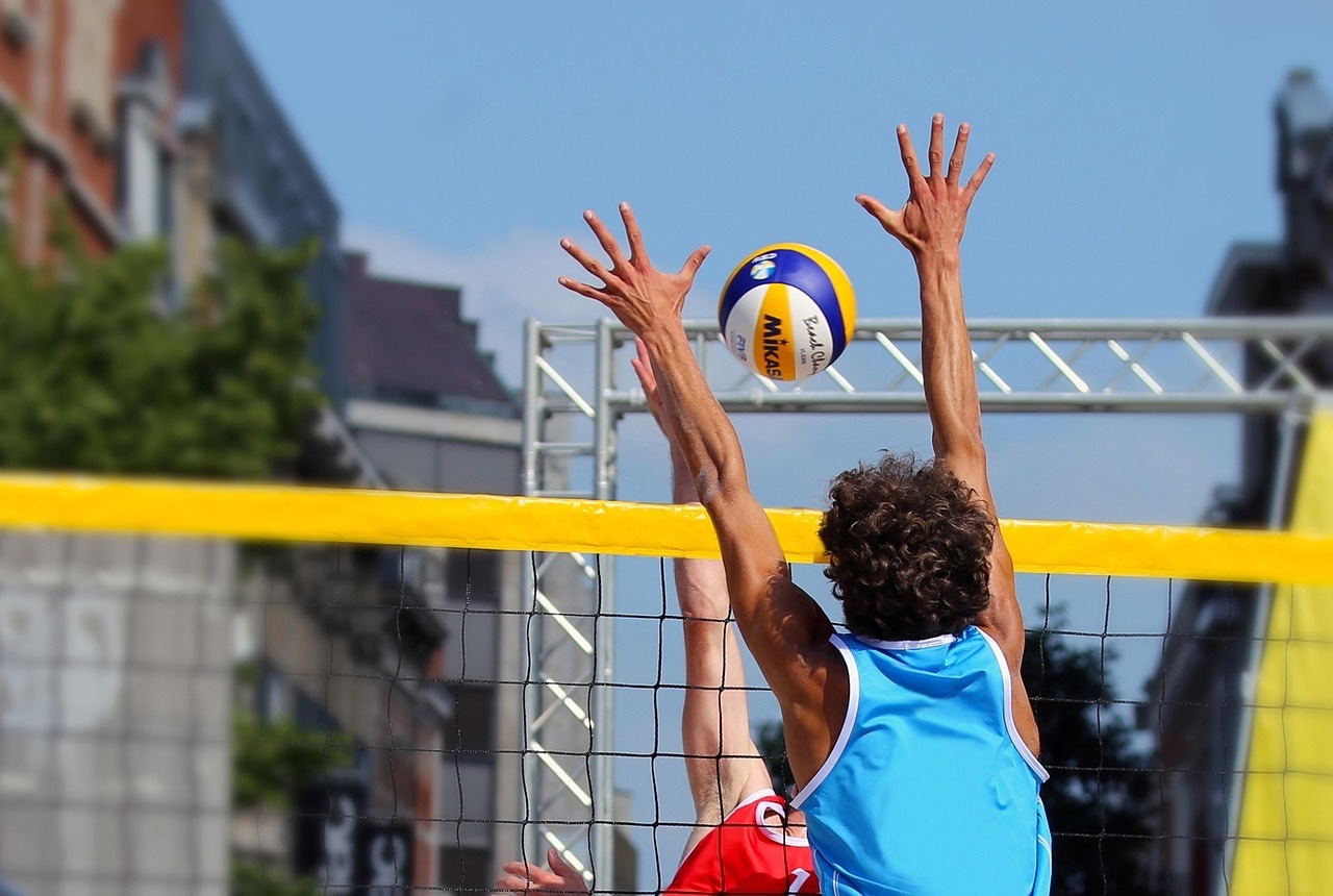 Dos joves juguen a voleibol