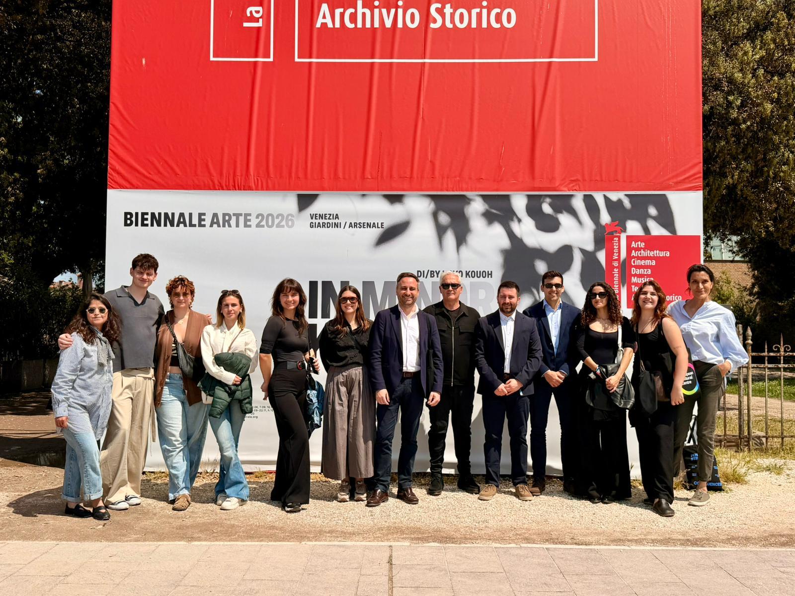 Fotografia de grup dels estudiants del grau en Belles Arts d’ADEMA i les autoritats a la Biennal de Venècia. 