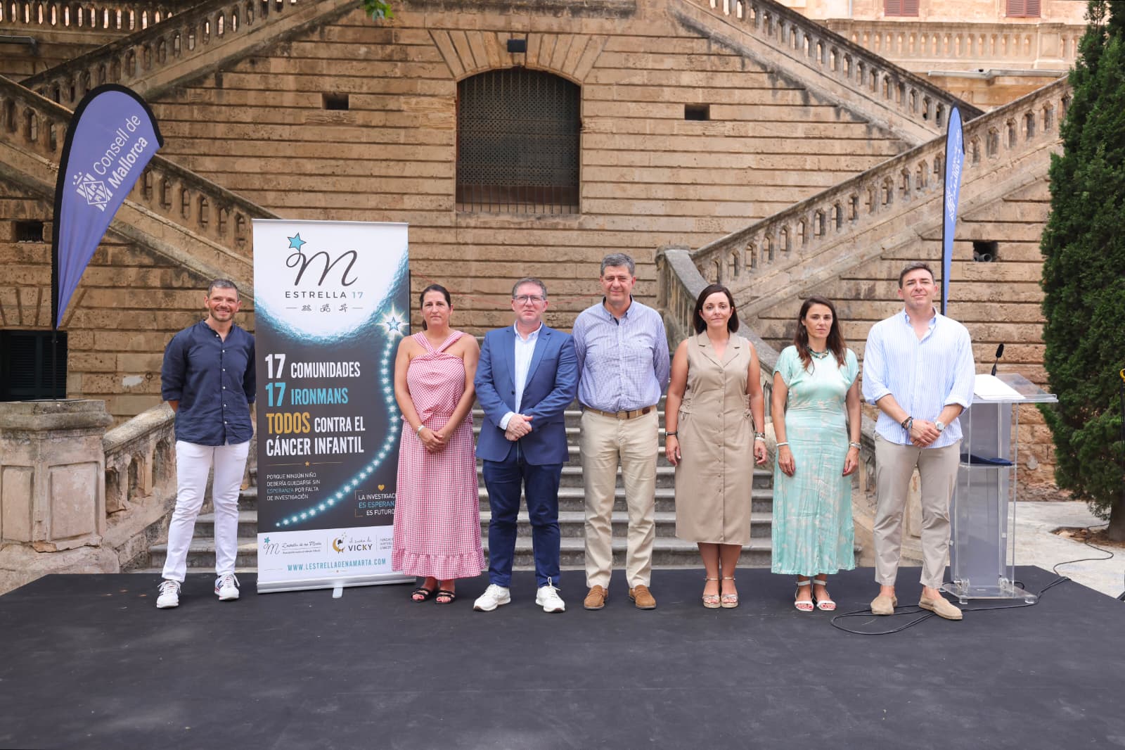 Fotografia de família a la presentació del repte solidari ESTRELLA 17.