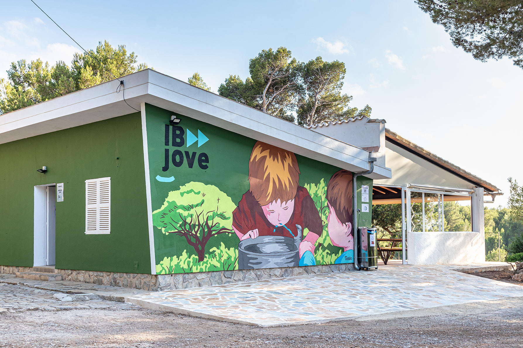 Instal·lacions de la Victòria amb un mural de l'Ibjove.