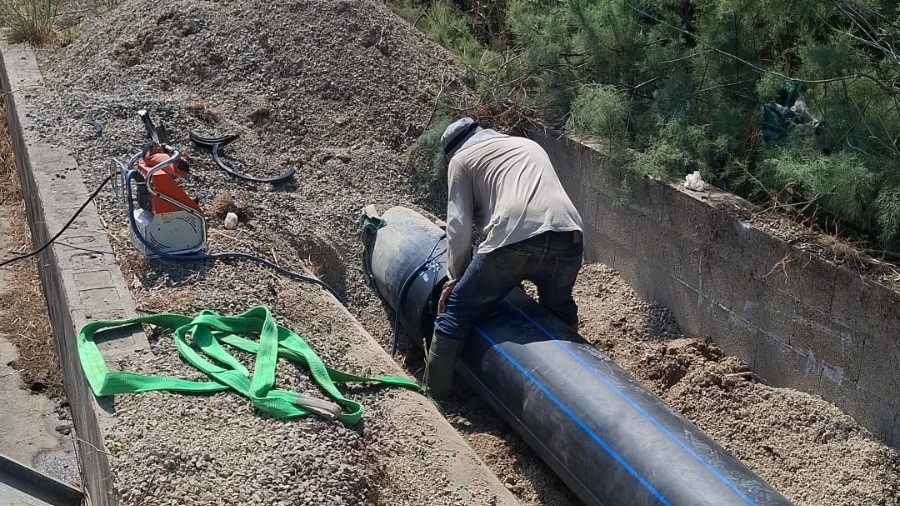 Un operari treballa en una canonada. 