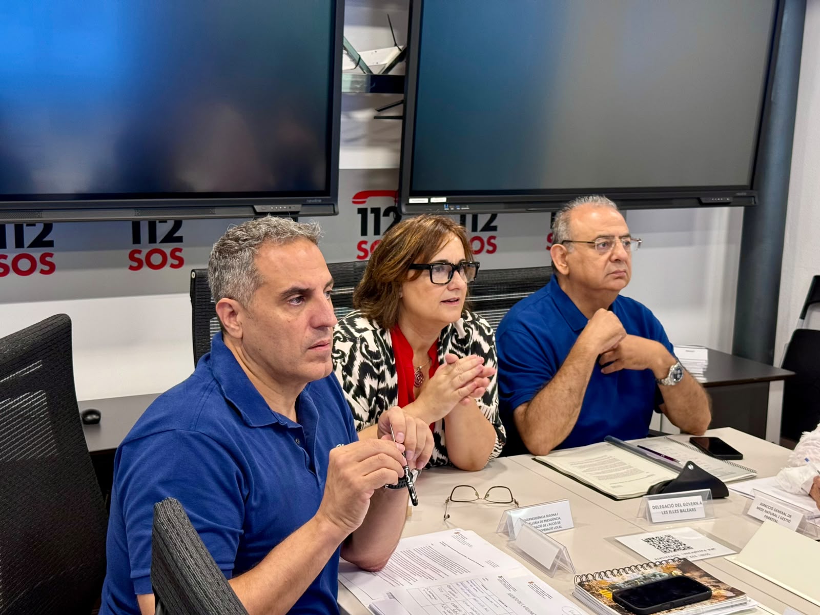D’esquerra a dreta, el director general d’Emergències i Interior, Pablo Gárriz; la vicepresidenta del Govern i consellera de Presidència, Coordinació de l’Acció de Govern i Cooperació Local, Antònia Maria Estarellas, i el delegat del Govern d’Espanya a les Illes Balears, Alfonso Rodríguez.