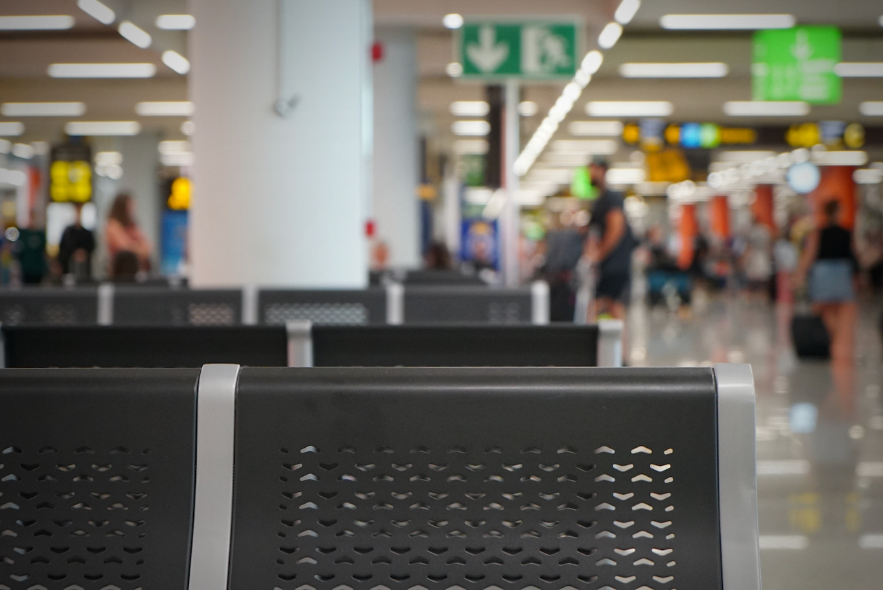 Seients d'una sala d'espera d'un aeroport. 
