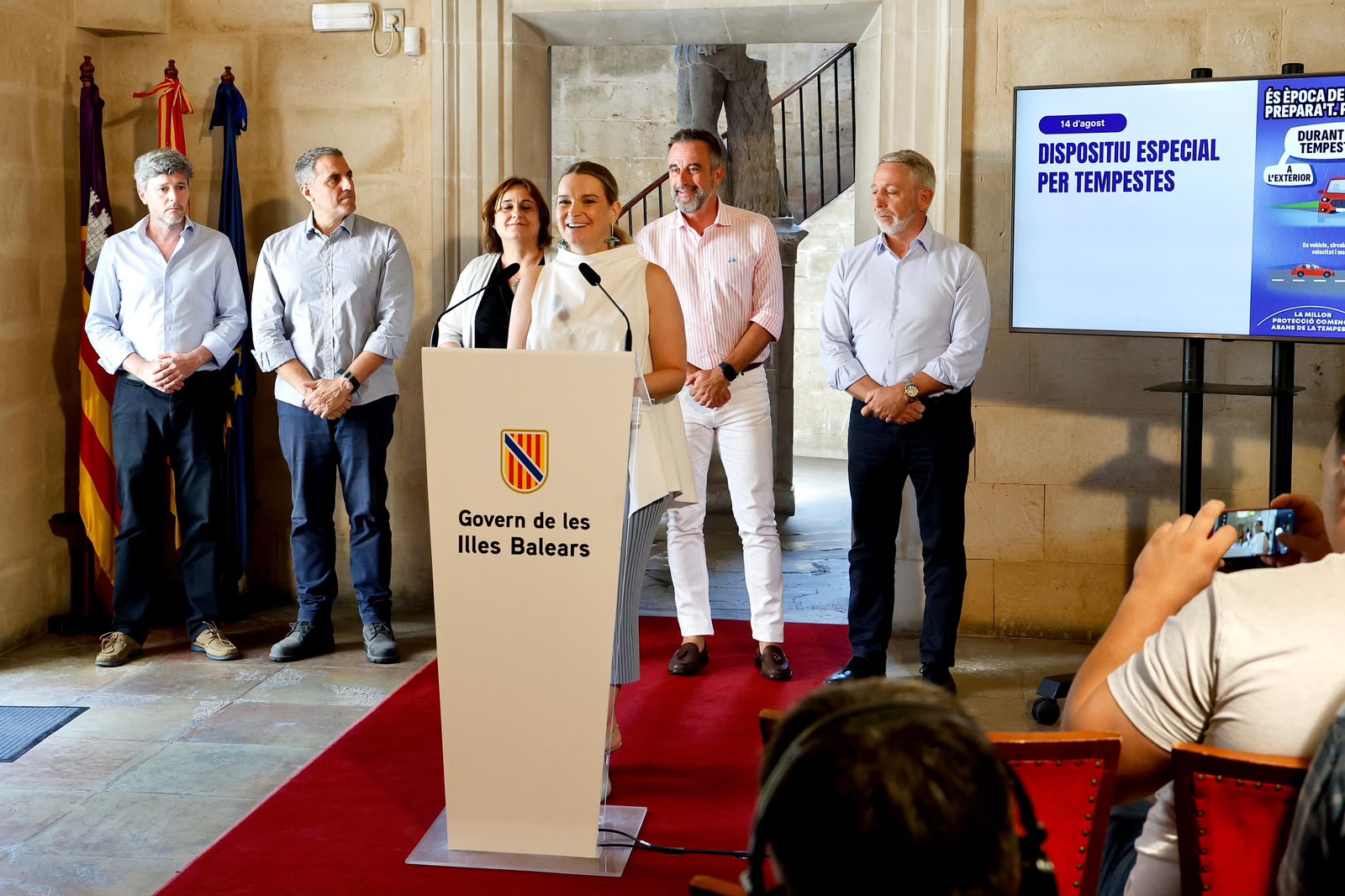 La presidenta Prohens en la roda de premsa posterior a la reunió. 