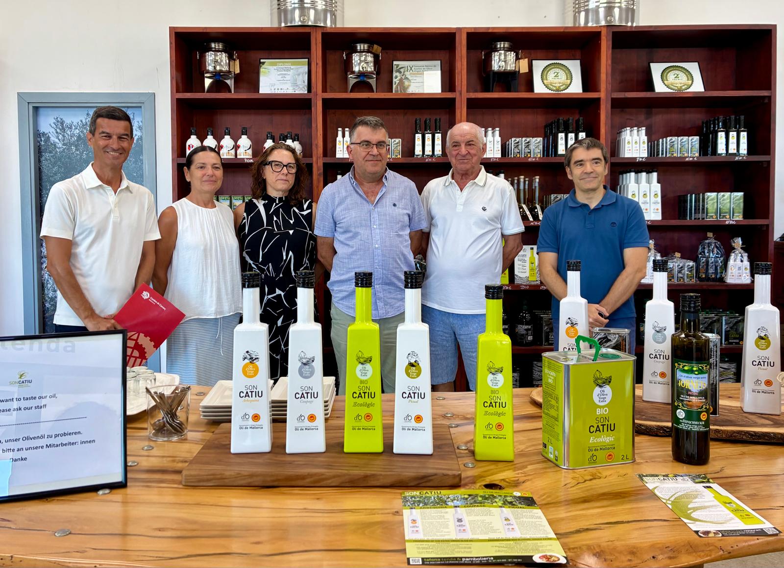 El conseller d’Agricultura, Pesca i Medi Natural, Joan Simonet, i el director general de Qualitat Agroalimentària i Producte Local, Joan Llabrés, han presentat el balanç de la campanya a Son Catiu