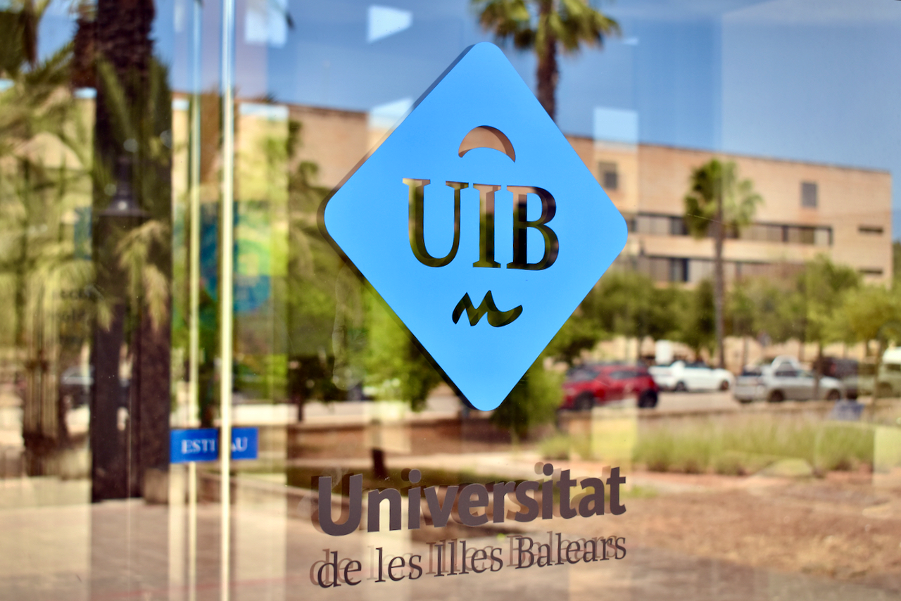 Logotip de la UIB en la porta d'un edifici del campus.