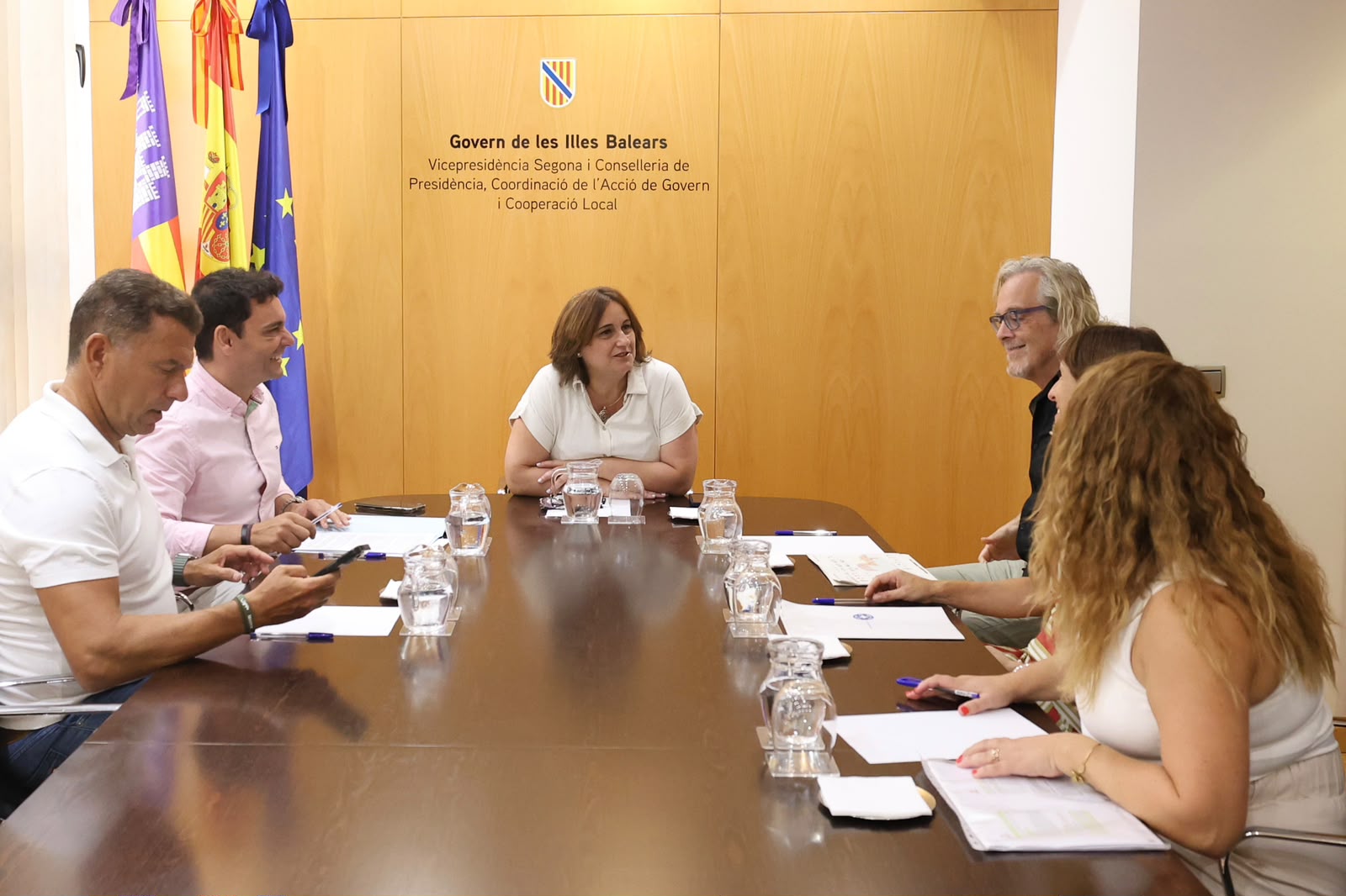 La vicepresidenta segona, Antònia Maria Estarellas, i el director general d’Immigració i Cooperació al Desenvolupament, Manuel Pavón, reunits amb representants de les entitats.