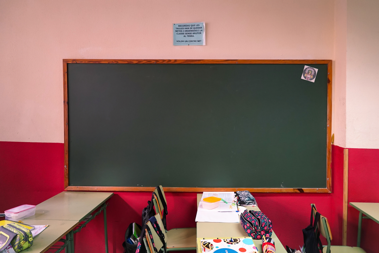 Imatge d'un aula d'un centre escolar.