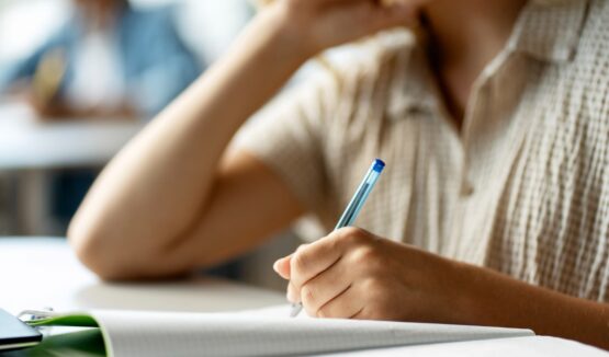 Un estudiant escriu a una llibreta