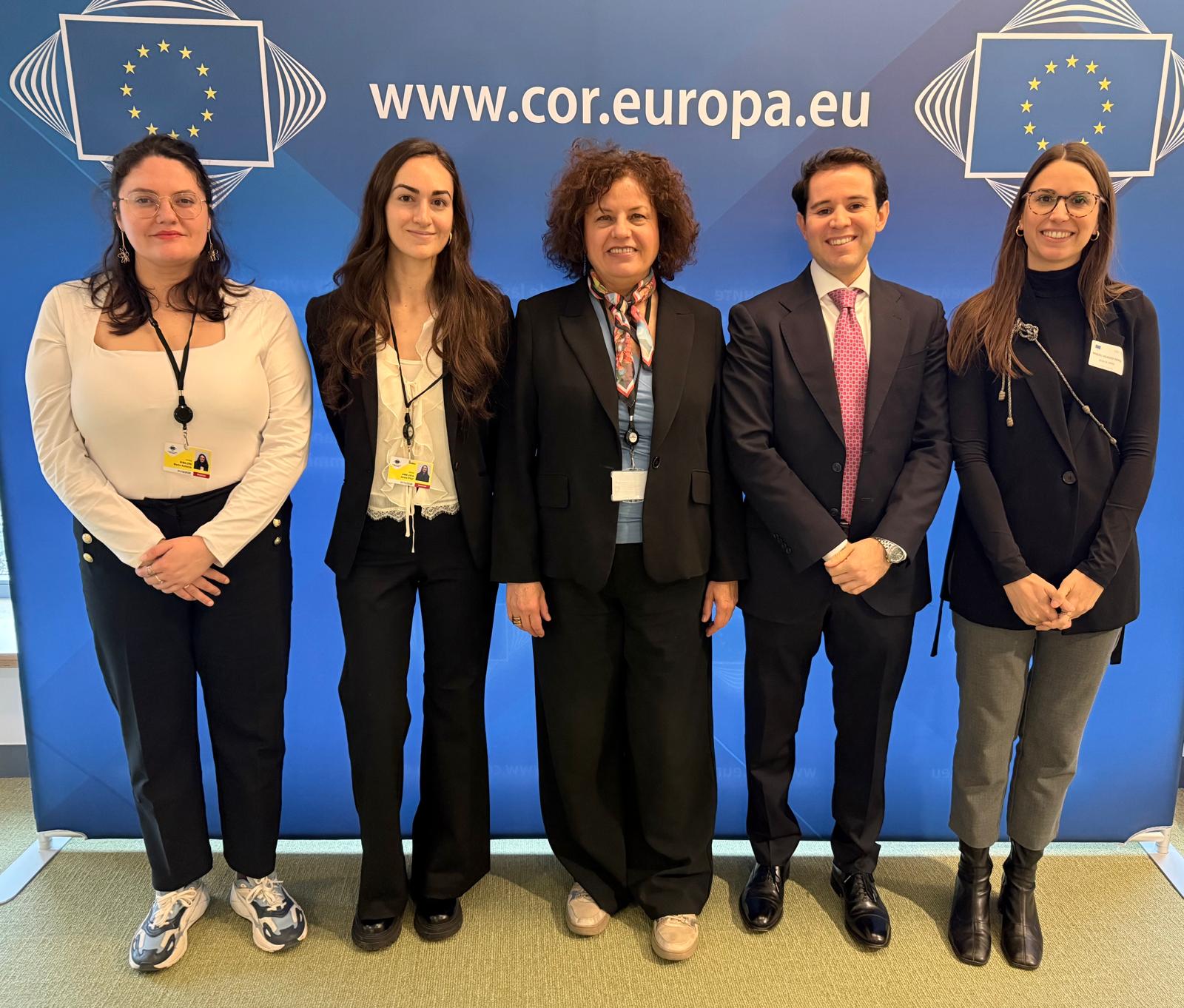 La directora general de Relacions Institucionals i Relacions amb el Parlament amb becaris de l'Oficina de les Illes Balears a Brussel·les