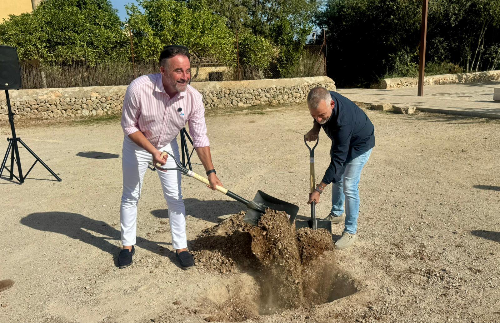 El conseller José Luis Mateo i el batle Joan Carles Verd, en el solar de la nova promoció de l'IBAVi a Sencelles