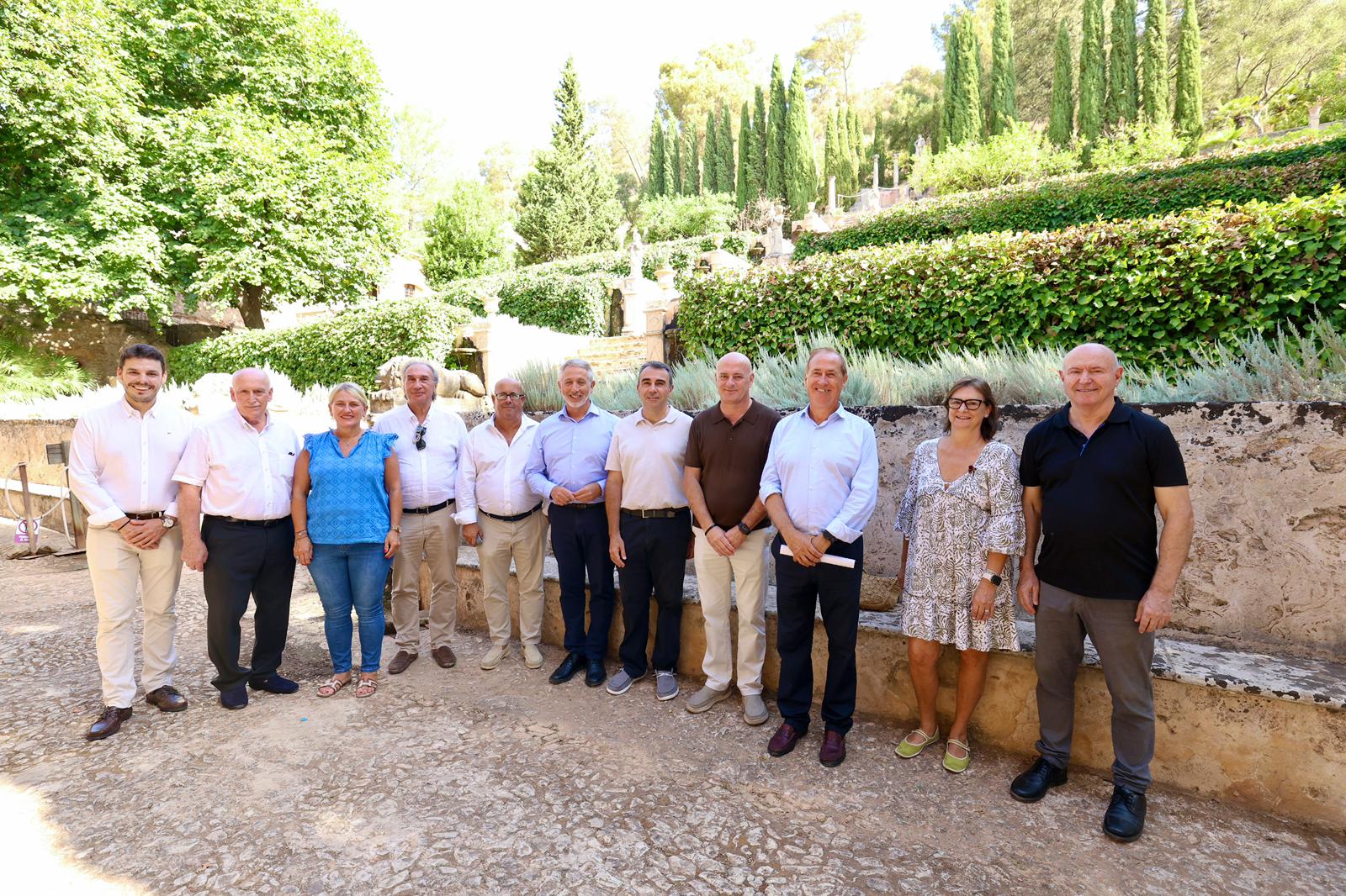 El conseller Lafuente, el director general Joan Calafat i representants de tots els municipis beneficiaris.