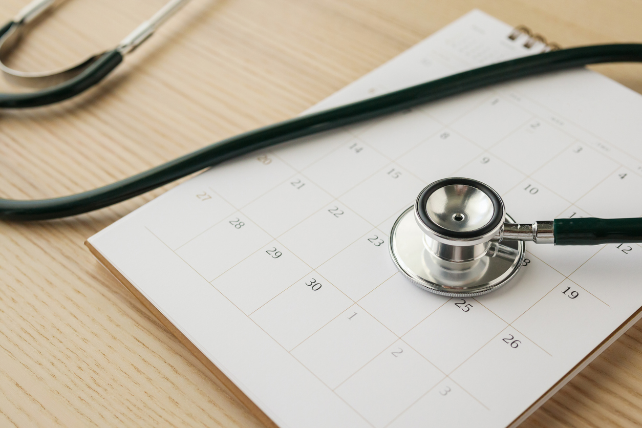 Un fonendoscopi a sobre d'un calendari. 