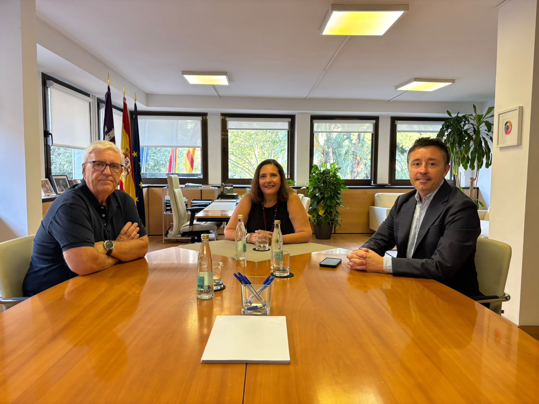 La consellera de Salut, Manuela García; el director general del Servei de Salut, Javier Ureña, i el doctor Julio Velasco.