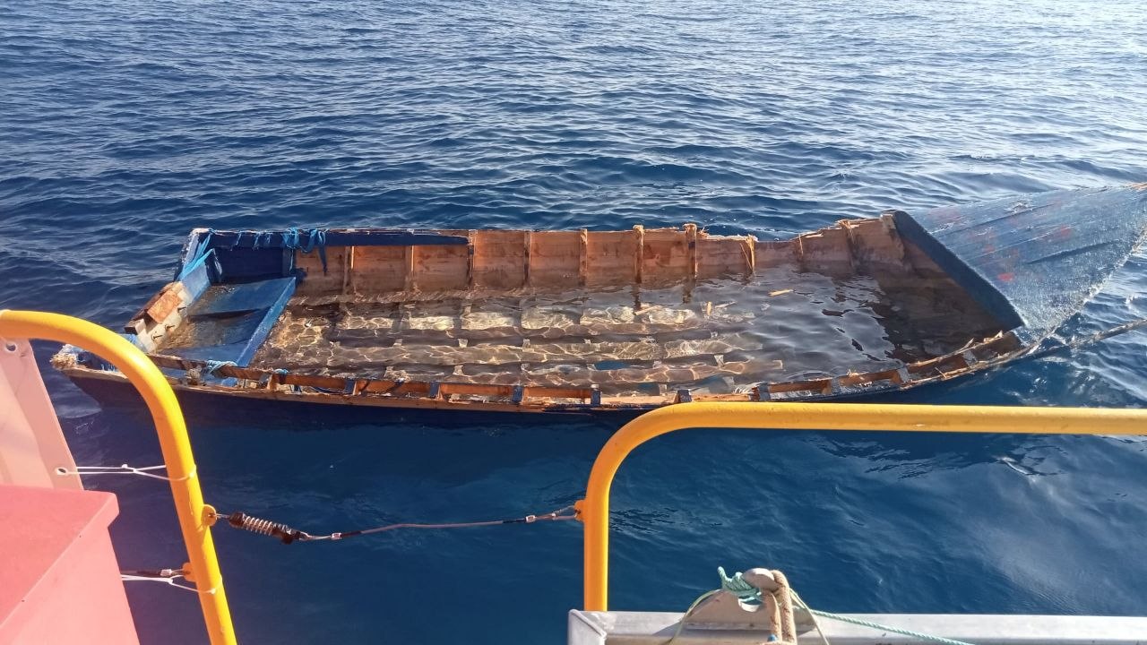 Embarcació a la deriva. 