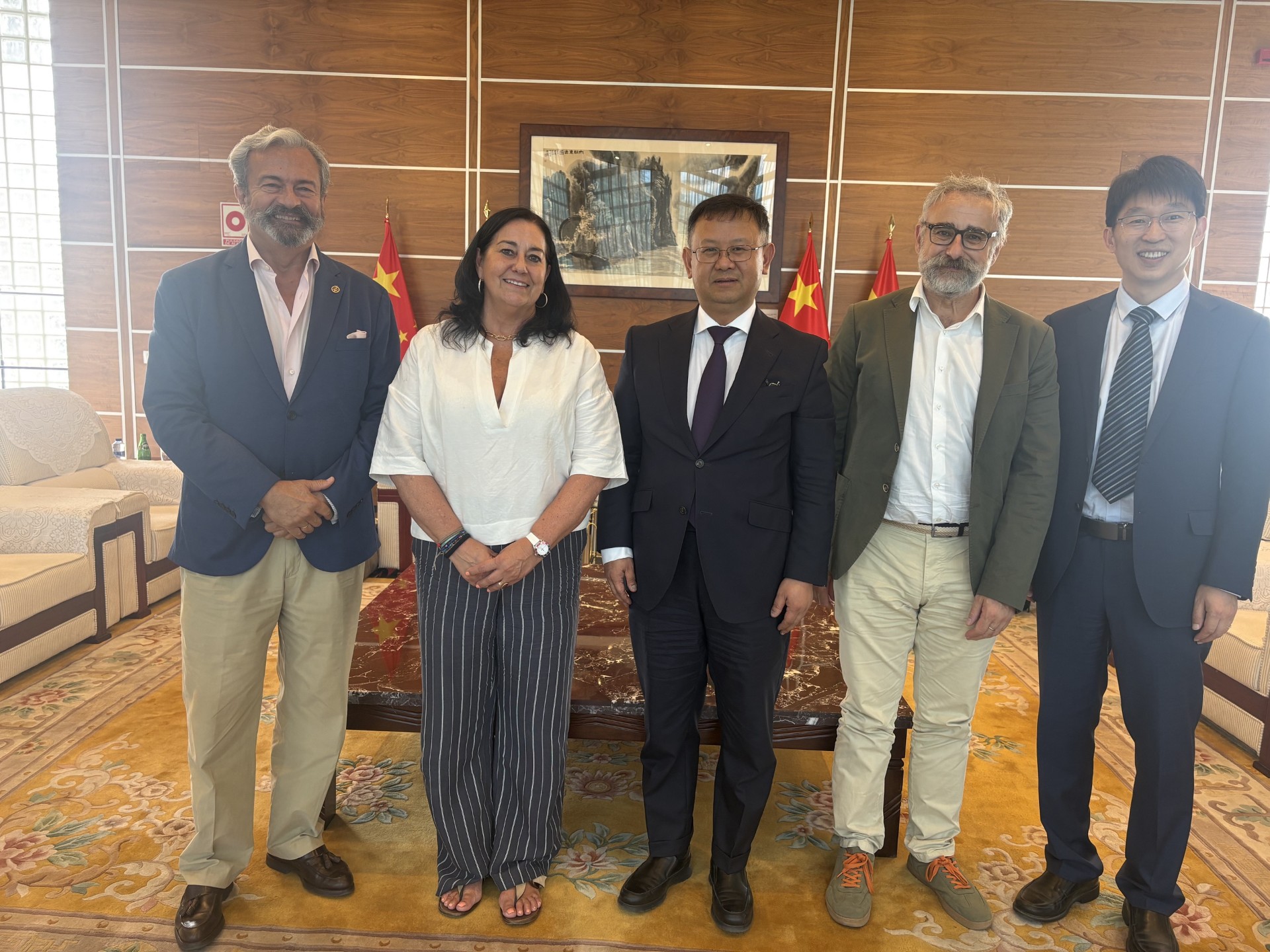 Representants del Govern de les Illes Balears amb representants de l'Ambaixada de la República Popular de la Xina a Madrid.