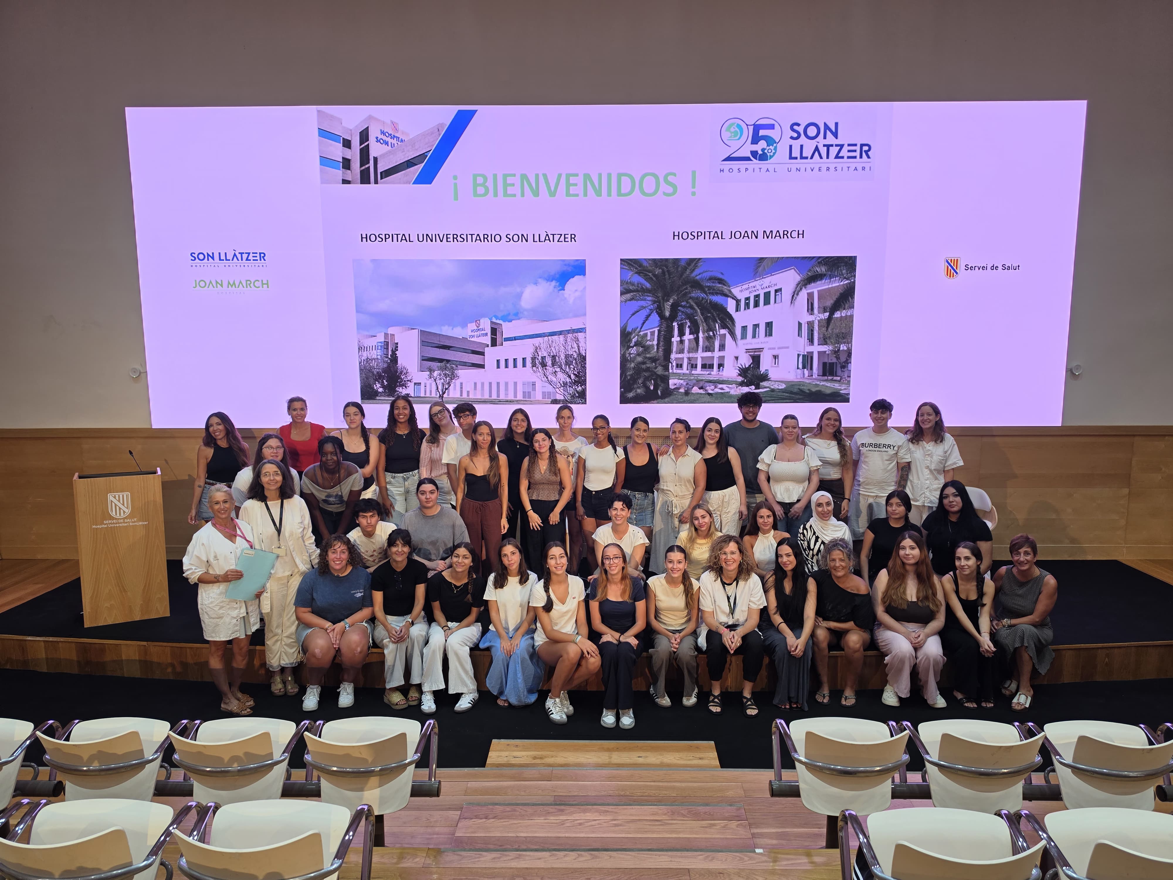 Grup d'alumnes de titulacions sanitàries de formació professional que faran pràctiques.