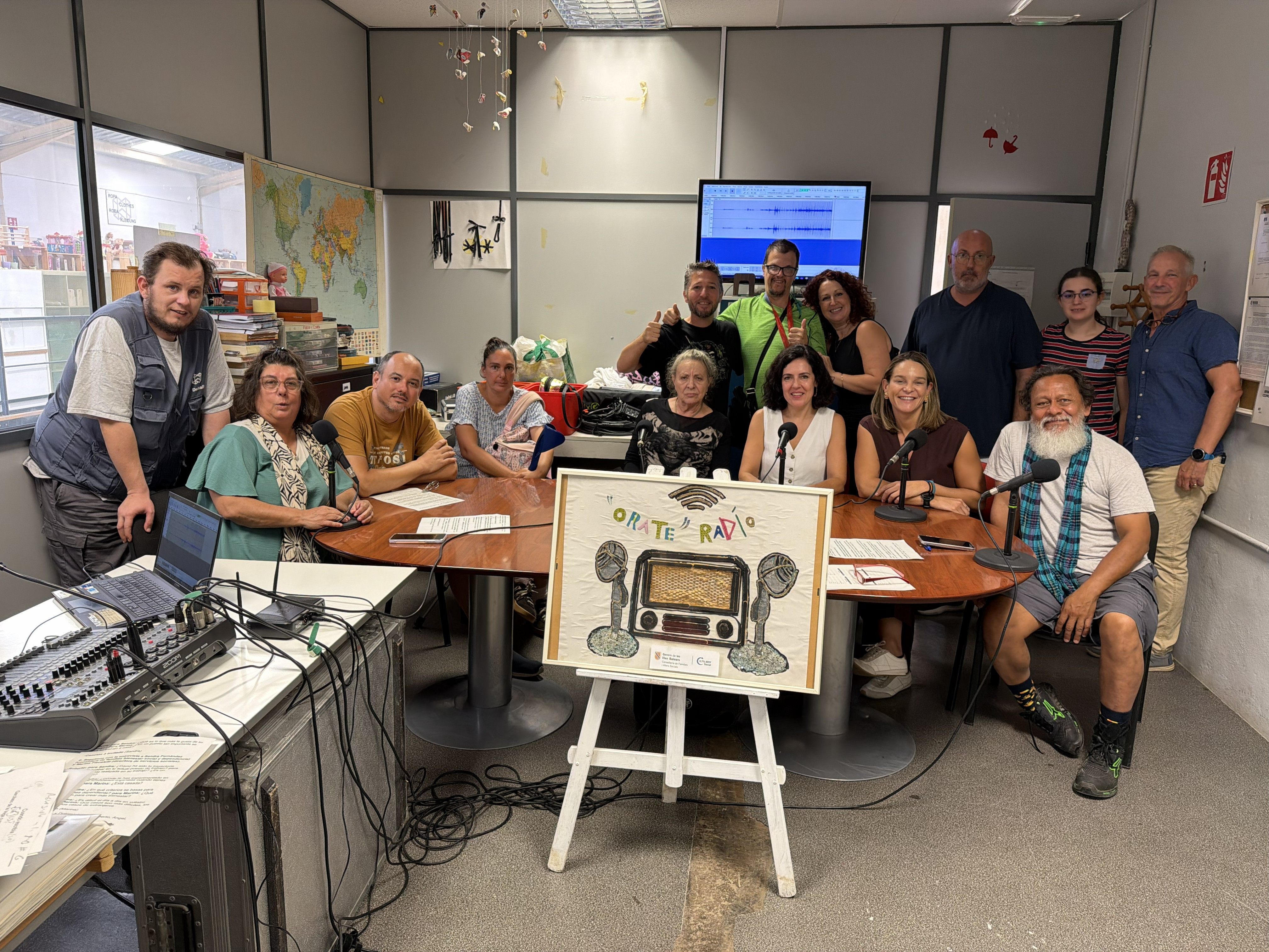 La consellera Sandra Fernández en una emissió de Ràdio Orate, el projecte radiofònic de la Fundació Deixalles.