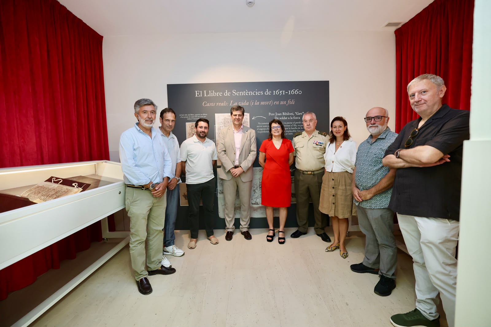 Fotografia de les autoritats durant la presentació del nou espai per a exposicions temporals a l’Arxiu del Regne de Mallorca.