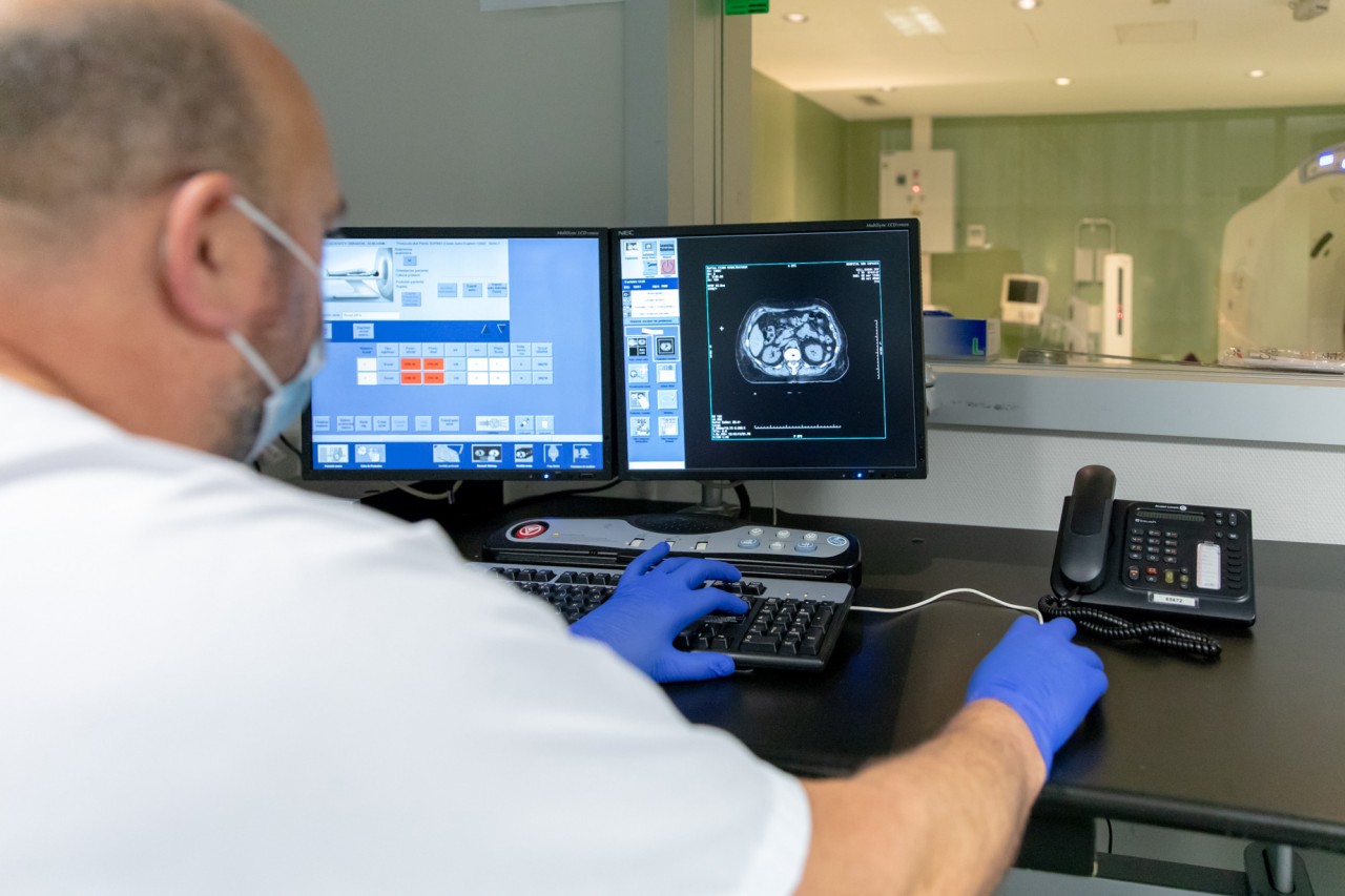 Un sanitari observa el resultat d'una resonància