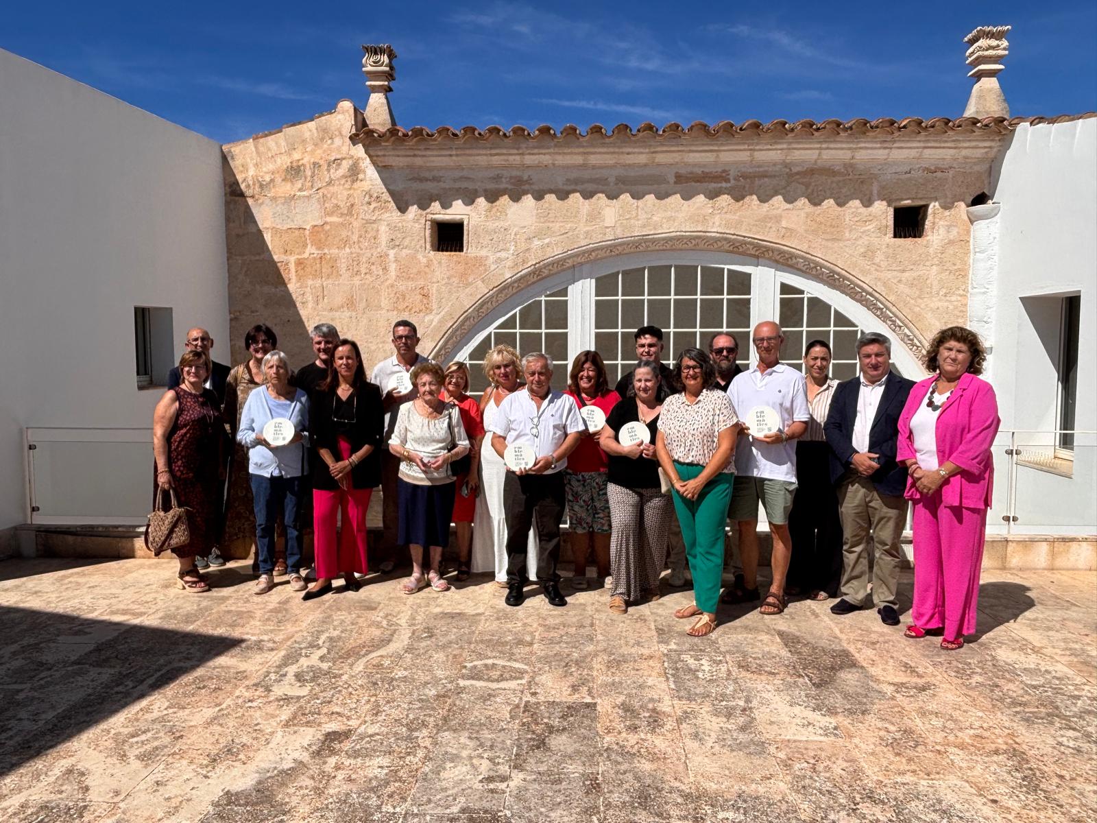 La gerent de l’Agència de Desenvolupament Regional de les Illes Balears, Silvia Delgado, i la batlessa de Ciutadella, M. Jesús Bagur, han lliurat les plaques del projecte «Emblemàtics Balears»