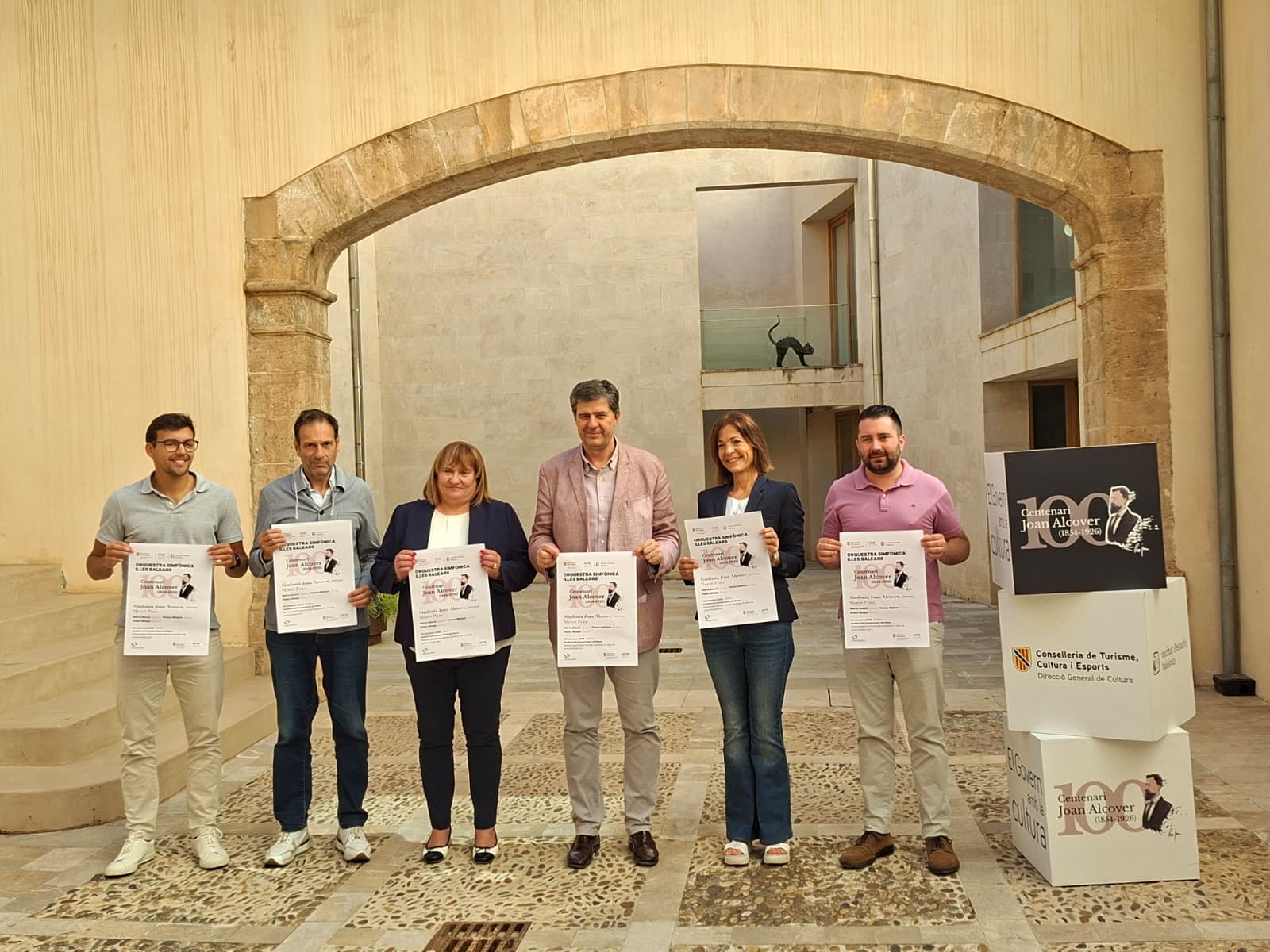 El conseller de Turisme, Cultura i Esports, Jaume Bauzá; el director general de Cultura, Llorenç Perelló; la gerent de l’Orquestra Simfònica de les Illes Balears (OSIB), Cristina Martínez, i la compositora de la peça, Mercè Pons