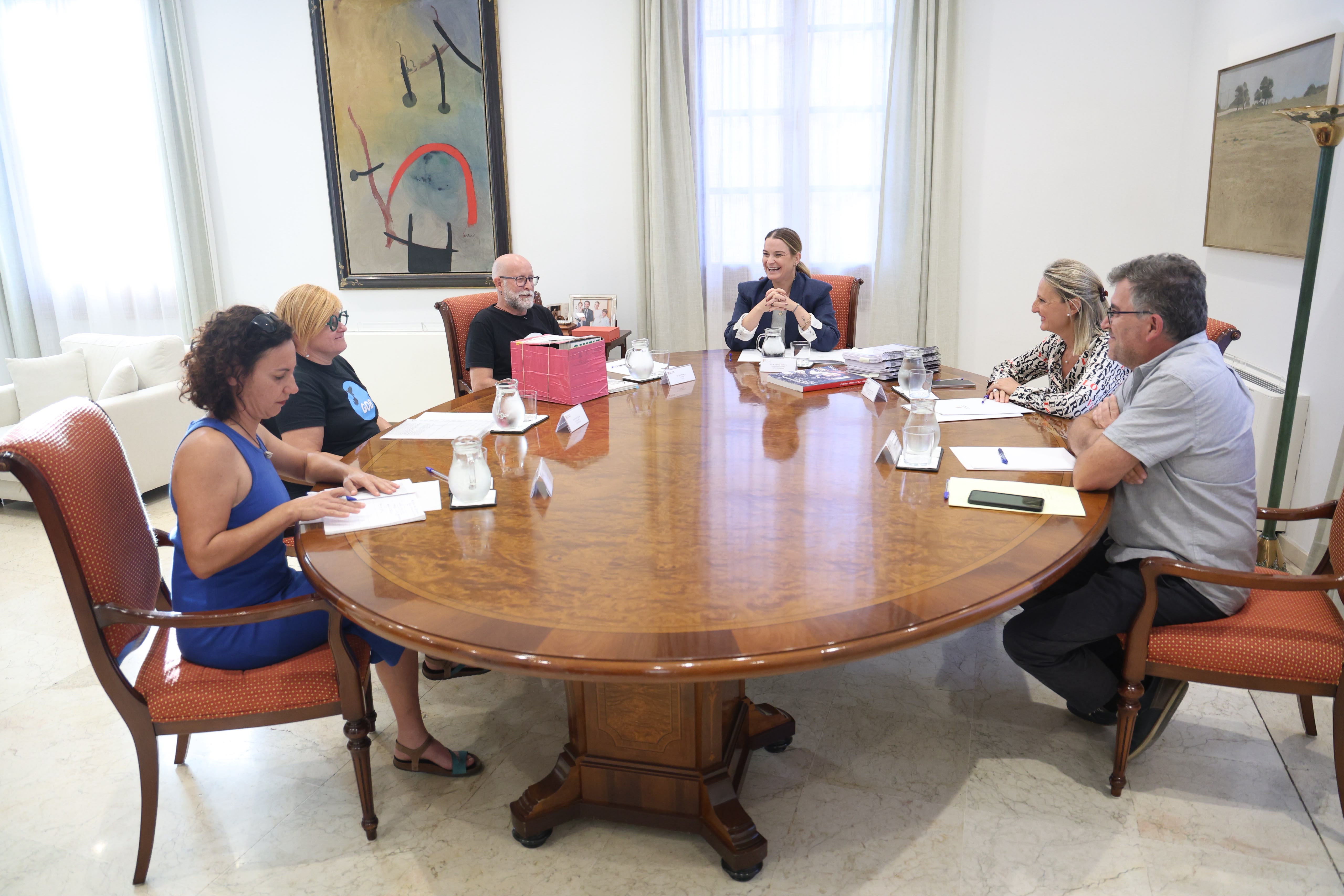 La presidenta Prohens, la consellera Cabrera i el conseller Simonet, durant l'audiència a membres del GOB i Terraferida