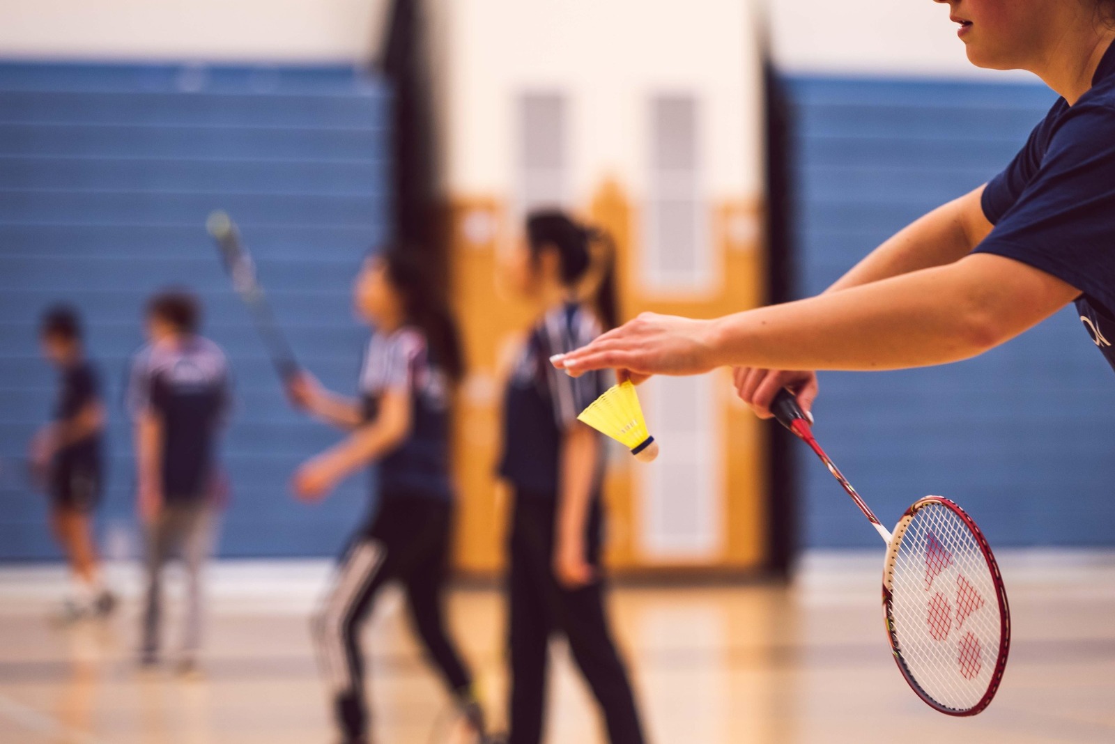 Una jugadora de bàdminton.
