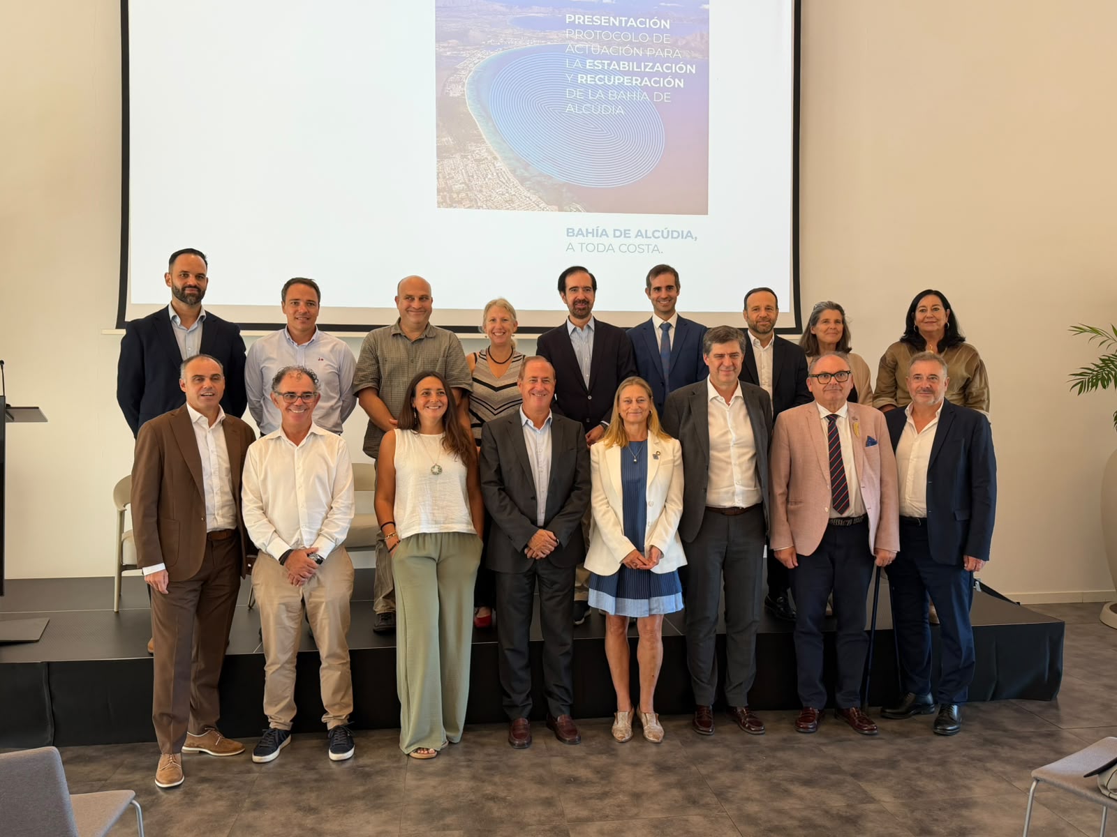 Fotografia de grup en en la presentació del Protocol d’actuació per a l’estabilització i la recuperació de la badia d’Alcúdia