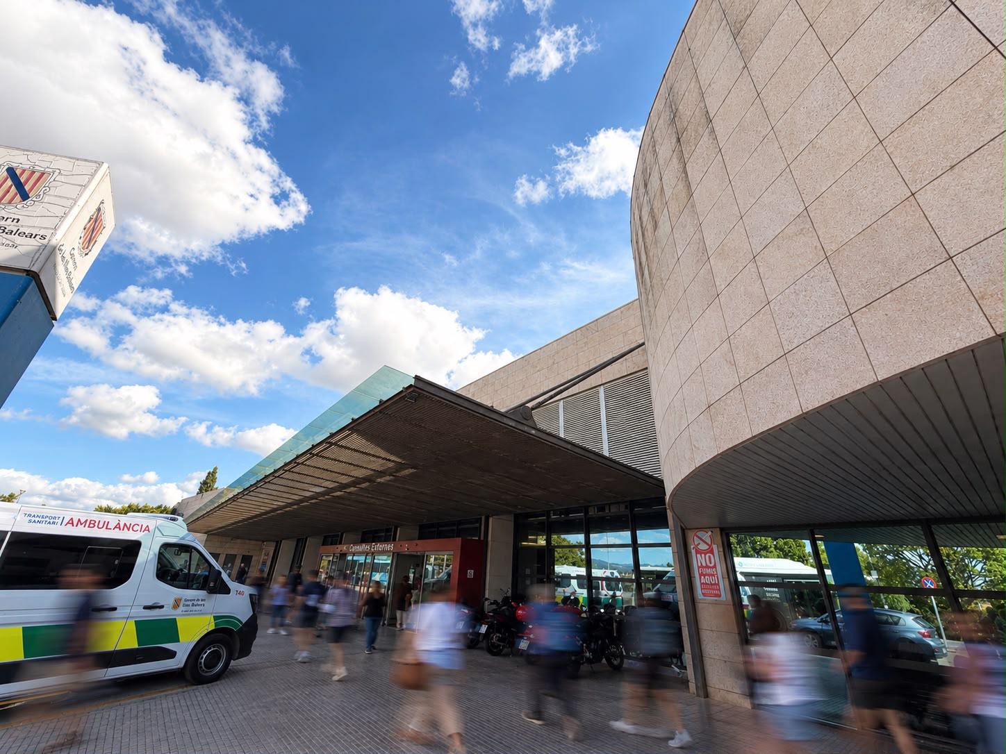 Entrada a consultes externes de l'Hospital Son Llàtzer.